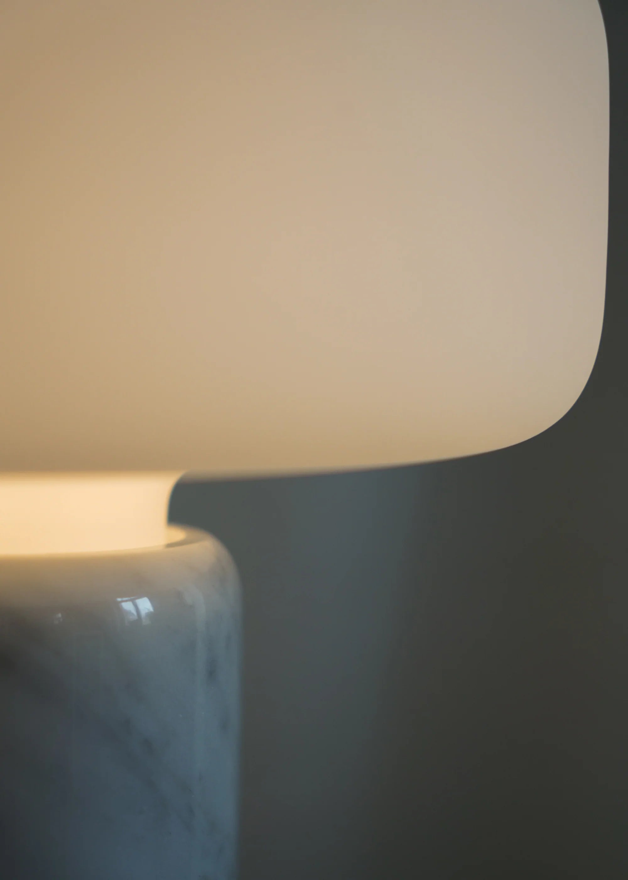 Tischlampe FONTE weißer Marmor
