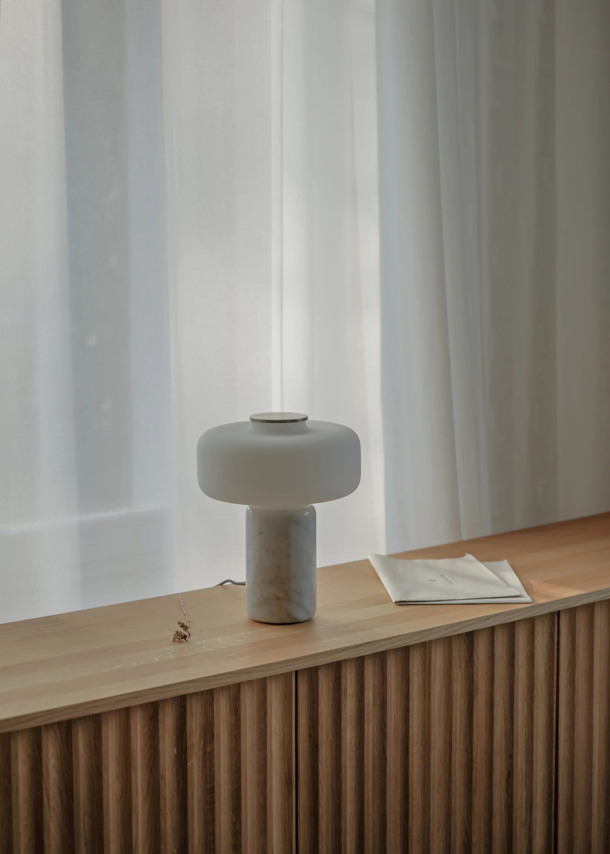 Tischlampe FONTE weißer Marmor