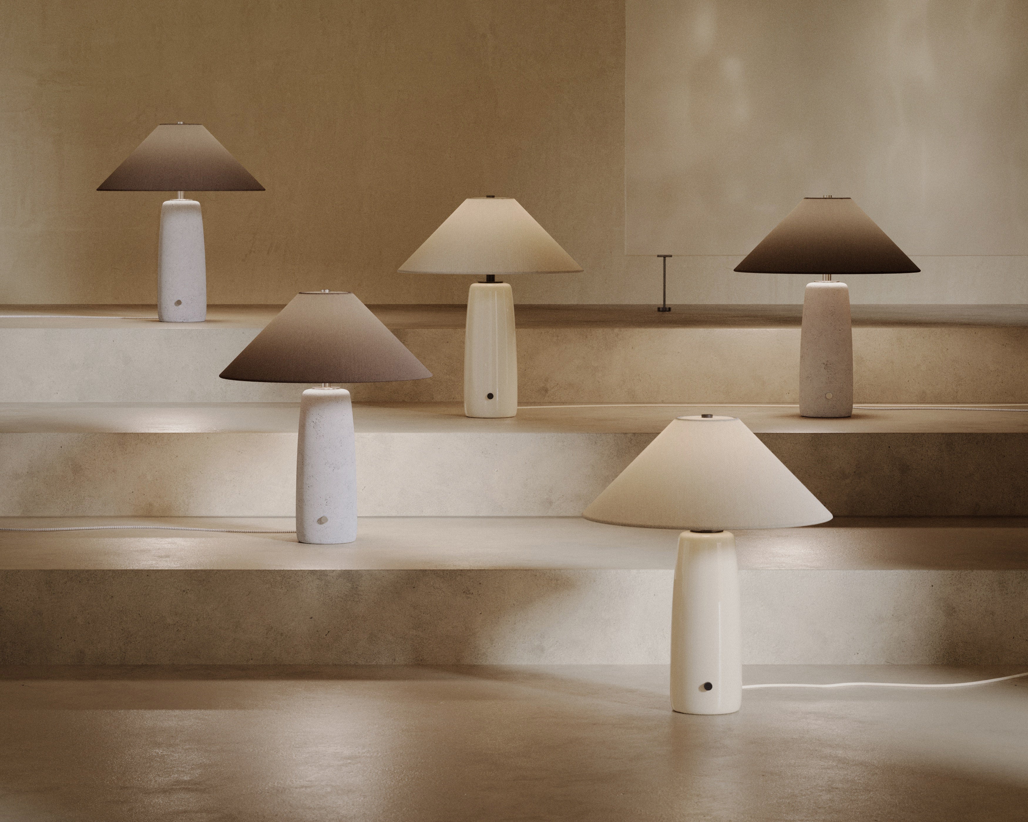 Tischlampe BATON aus Beton mit braunem Schirm