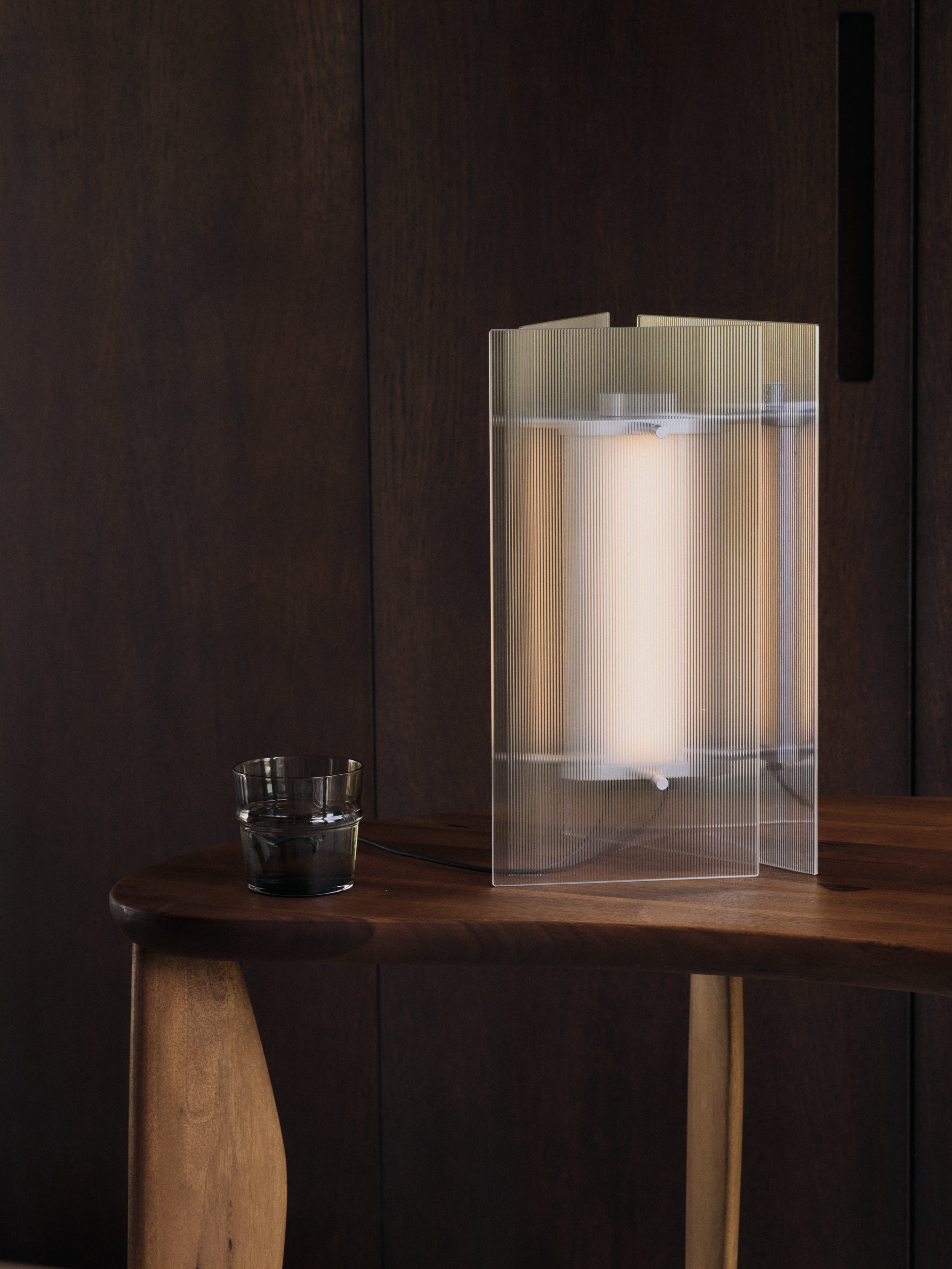 Tischlampe OESTE mit geriffeltem Glas
