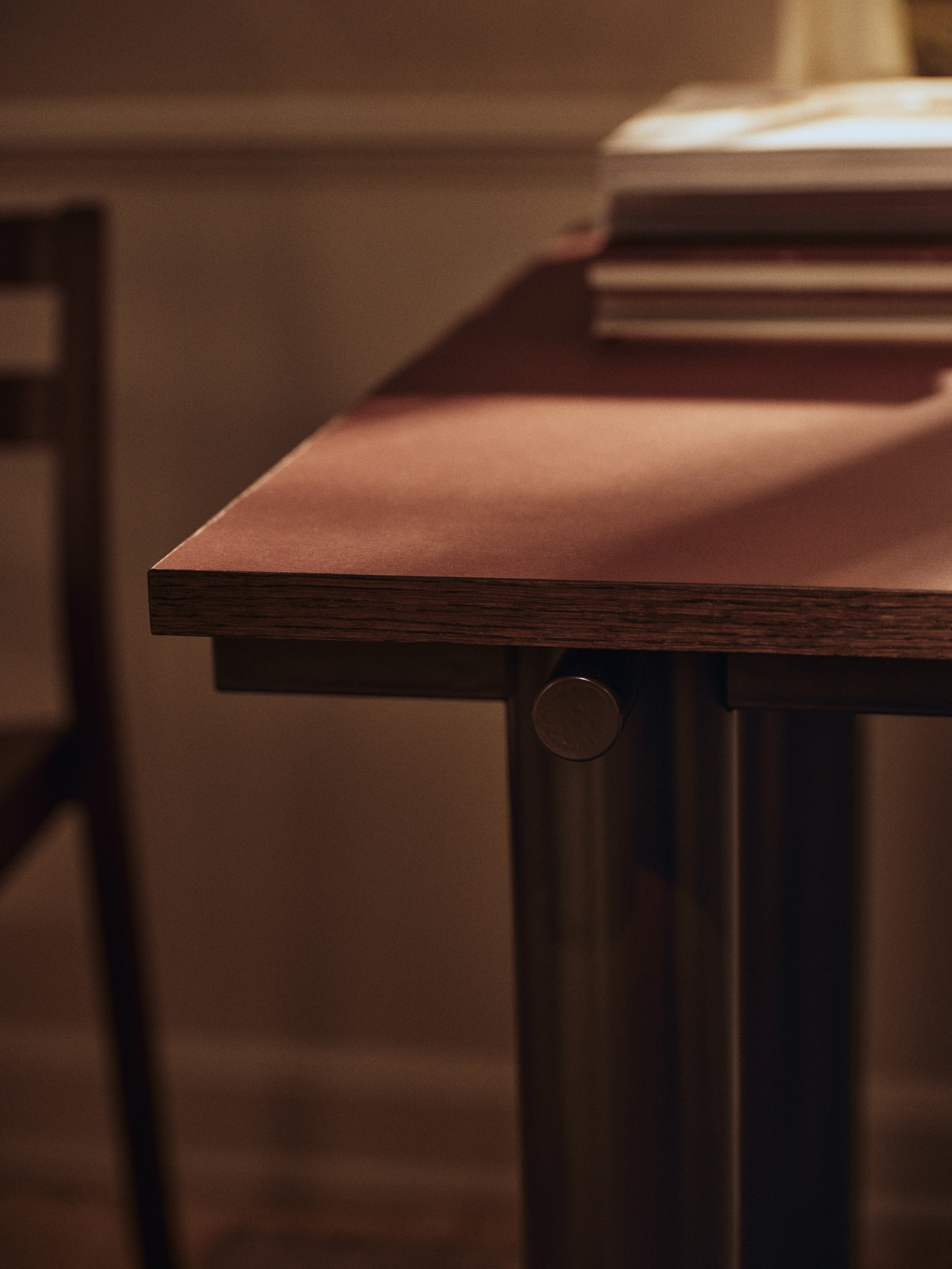 Tisch ATURA burgunderfarbige Platte mit schokoladenfarbener Basis