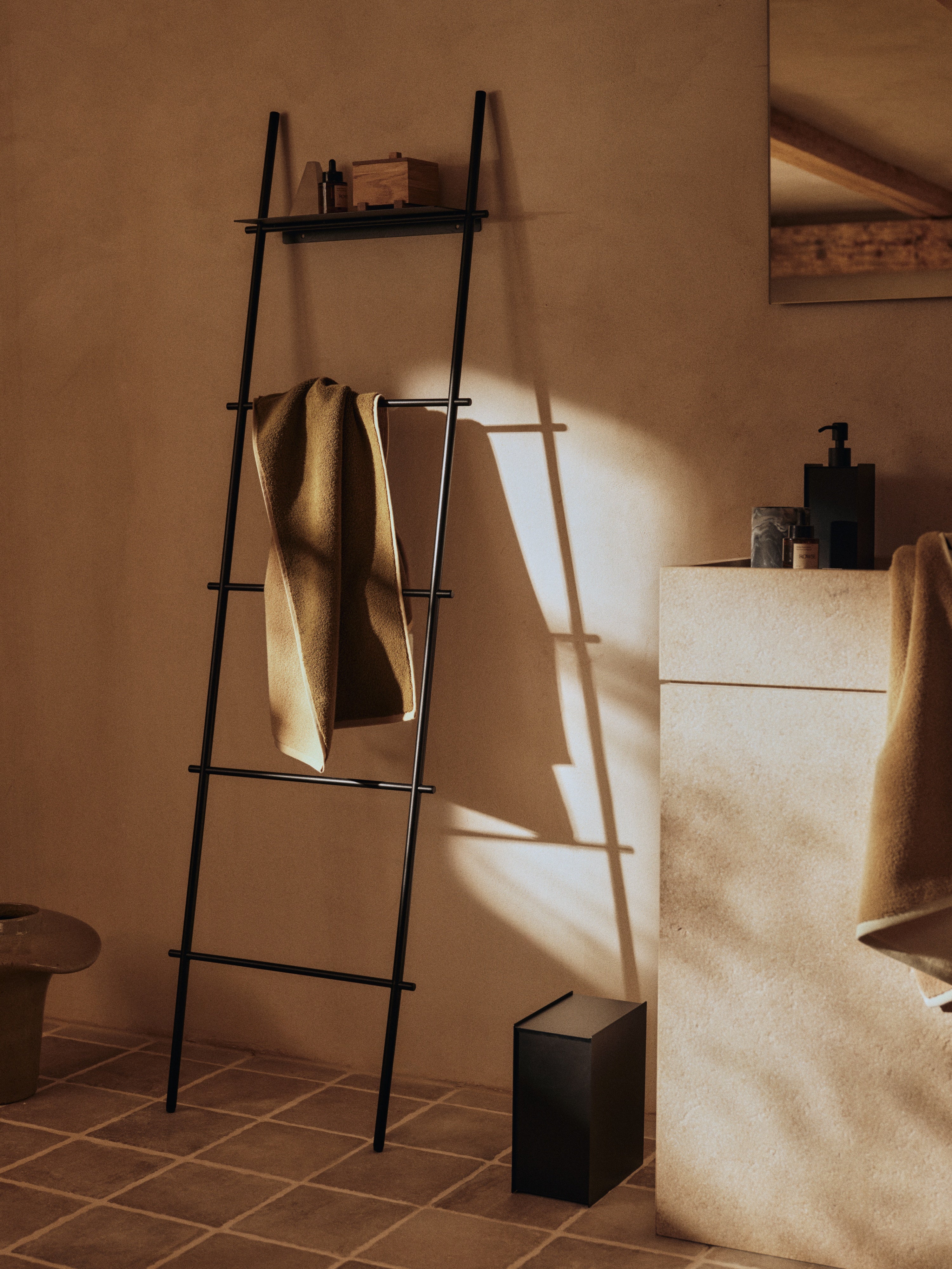 DORA Black Towel Rack