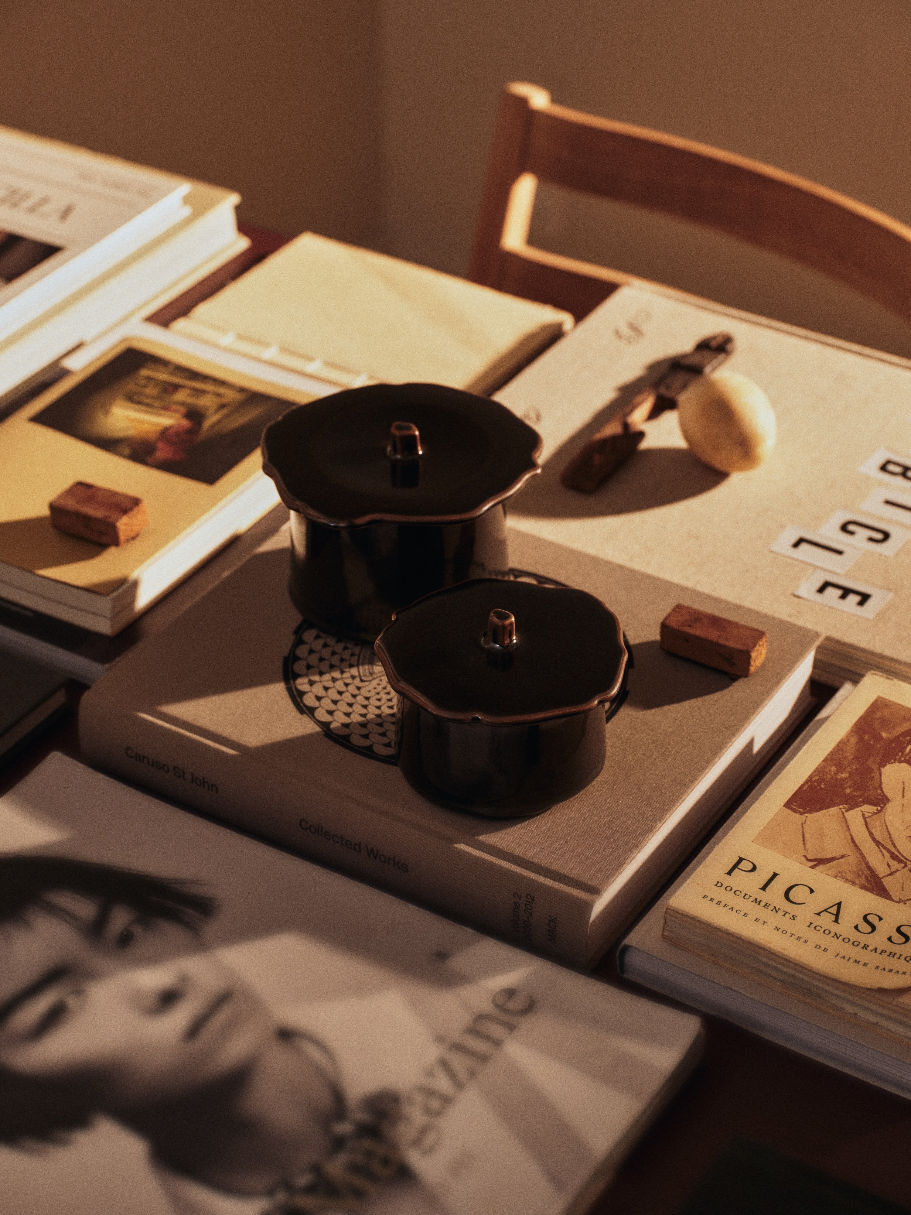 MARNEN Brown Jar with Lid