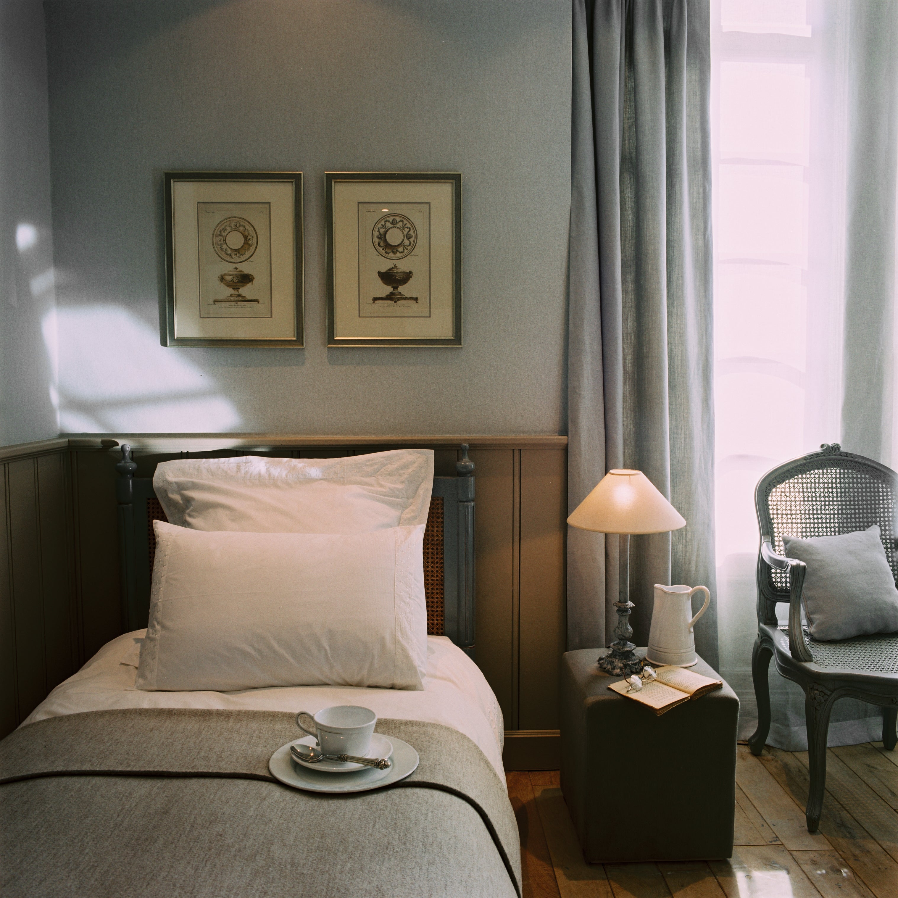 Strukturierte Tapete imitiert Leinwand LIN gedämpftes Blau