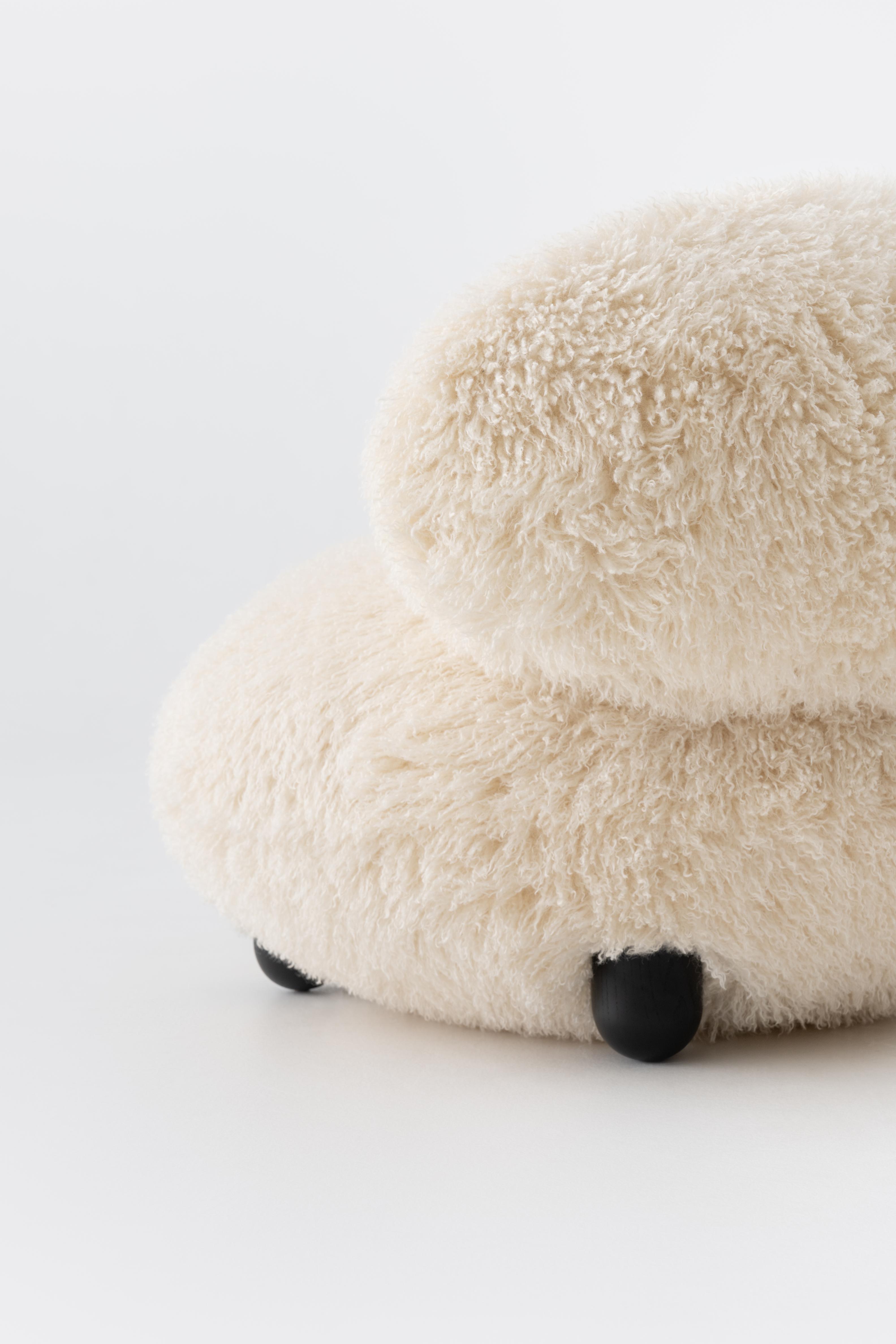 Fotel FLOCK - FLUFFY EDITION sztuczne futerko z drewnianą podstawą – Noom