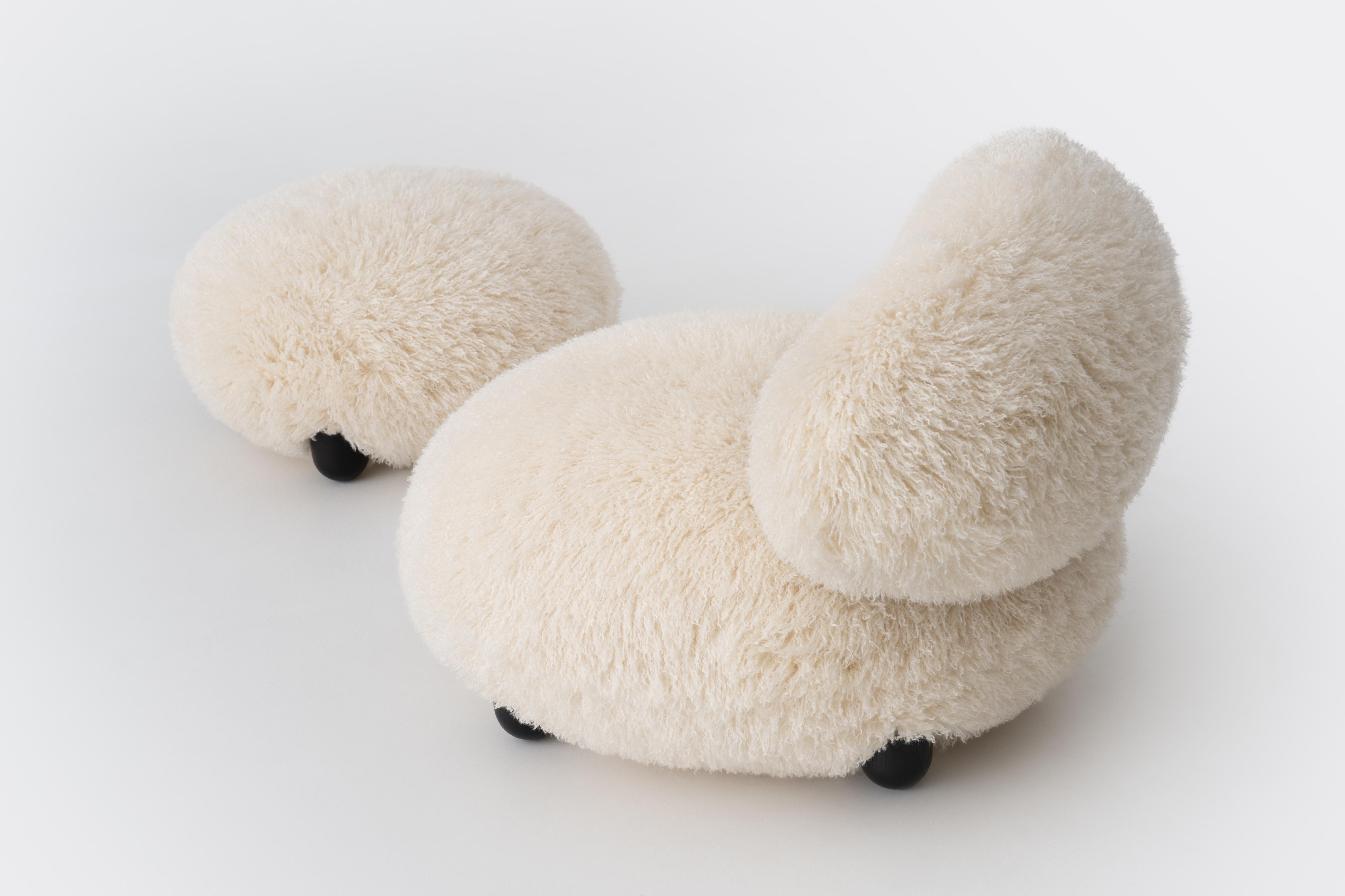 Puf FLOCK - FLUFFY EDITION sztuczne futerko z drewnianą podstawą – Noom