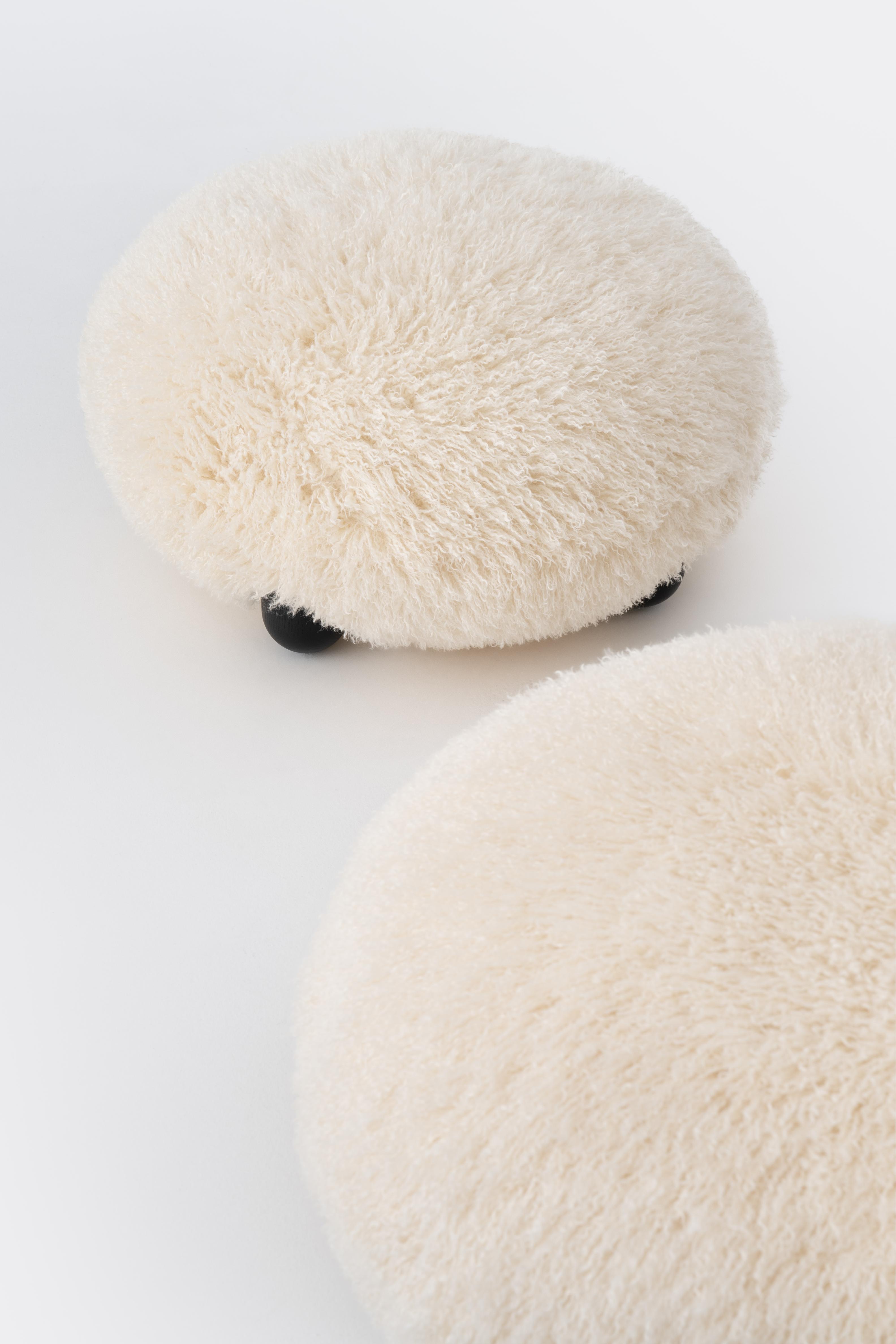 Puf FLOCK - FLUFFY EDITION sztuczne futerko z drewnianą podstawą – Noom