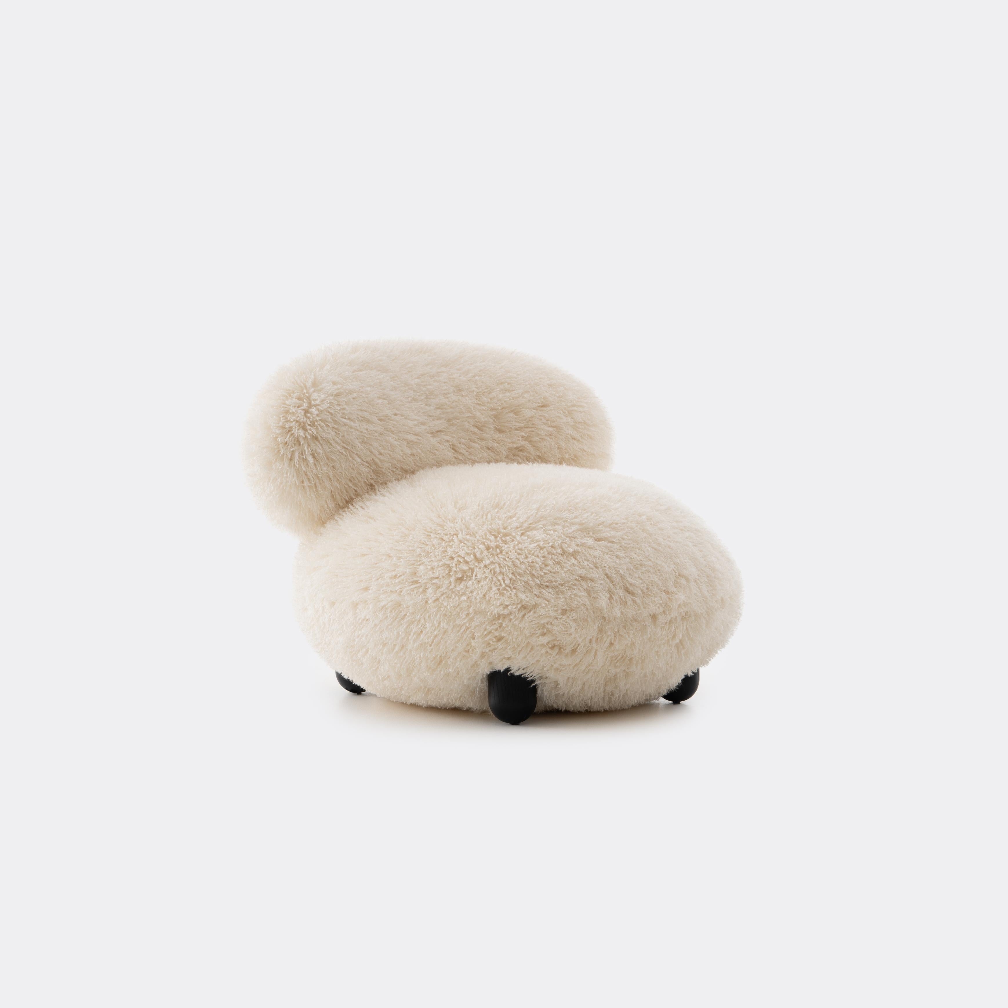Fotel FLOCK - FLUFFY EDITION sztuczne futerko z drewnianą podstawą – Noom