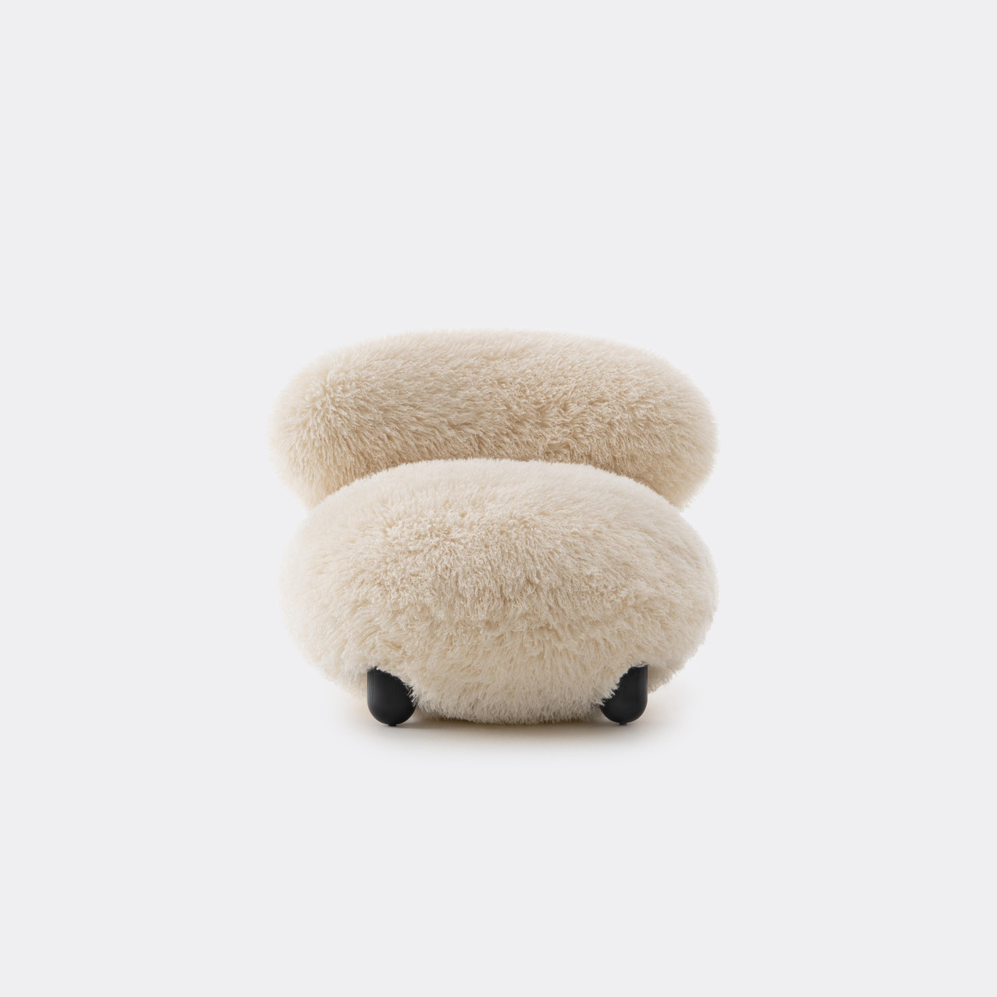 Fotel FLOCK - FLUFFY EDITION sztuczne futerko z drewnianą podstawą – Noom