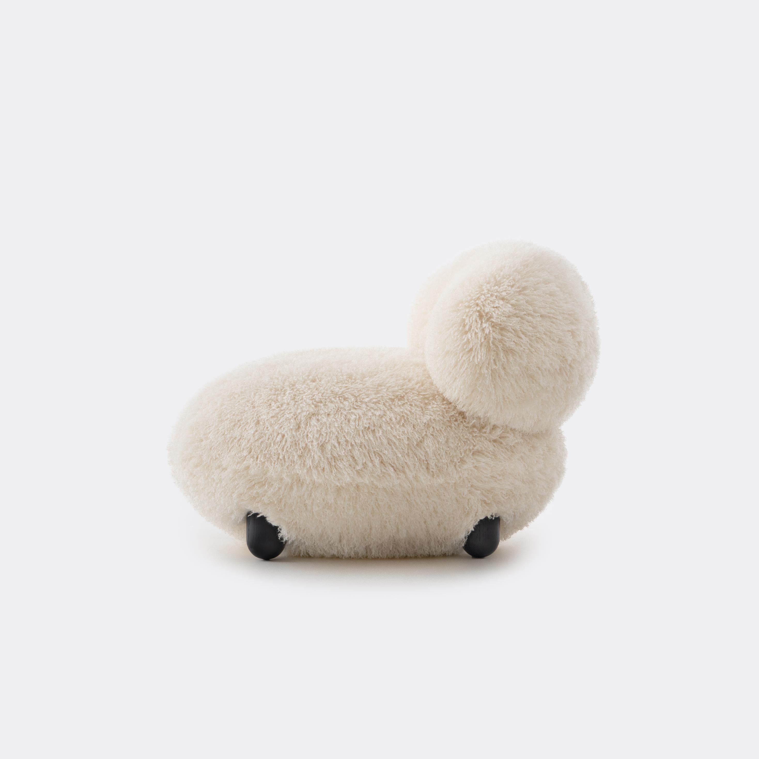 Fotel FLOCK - FLUFFY EDITION sztuczne futerko z drewnianą podstawą – Noom