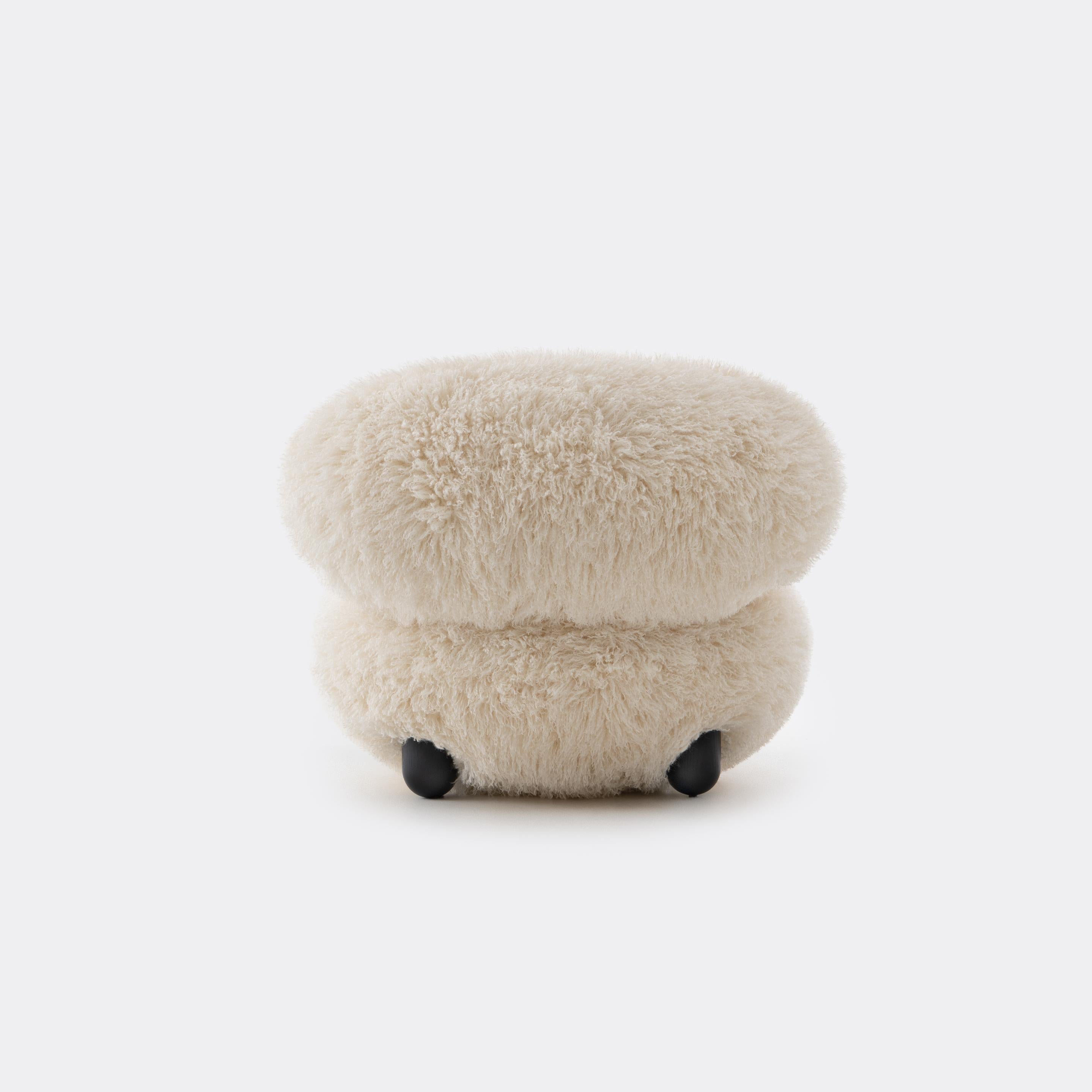 Fotel FLOCK - FLUFFY EDITION sztuczne futerko z drewnianą podstawą – Noom