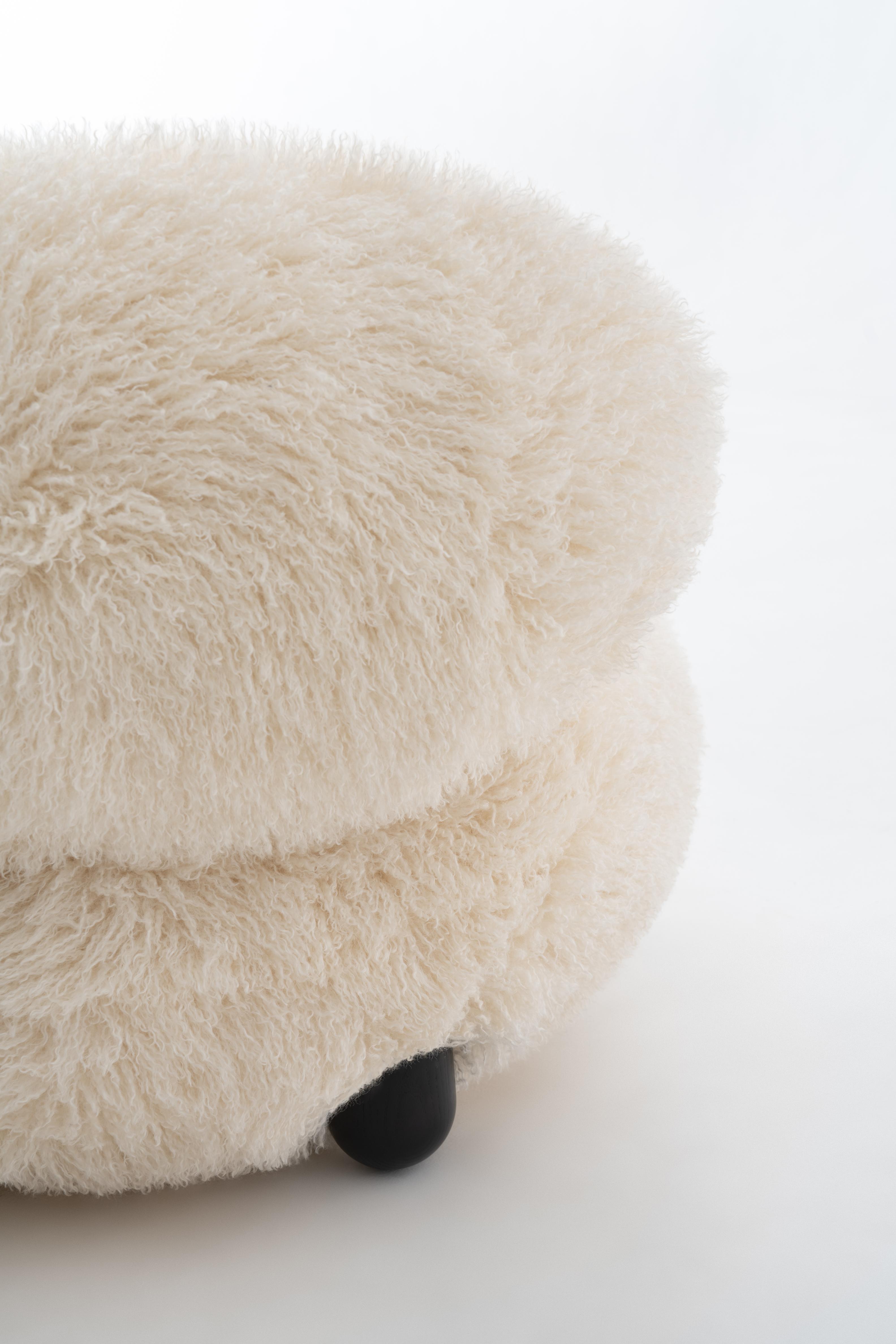 Fotel FLOCK - FLUFFY EDITION sztuczne futerko z drewnianą podstawą – Noom