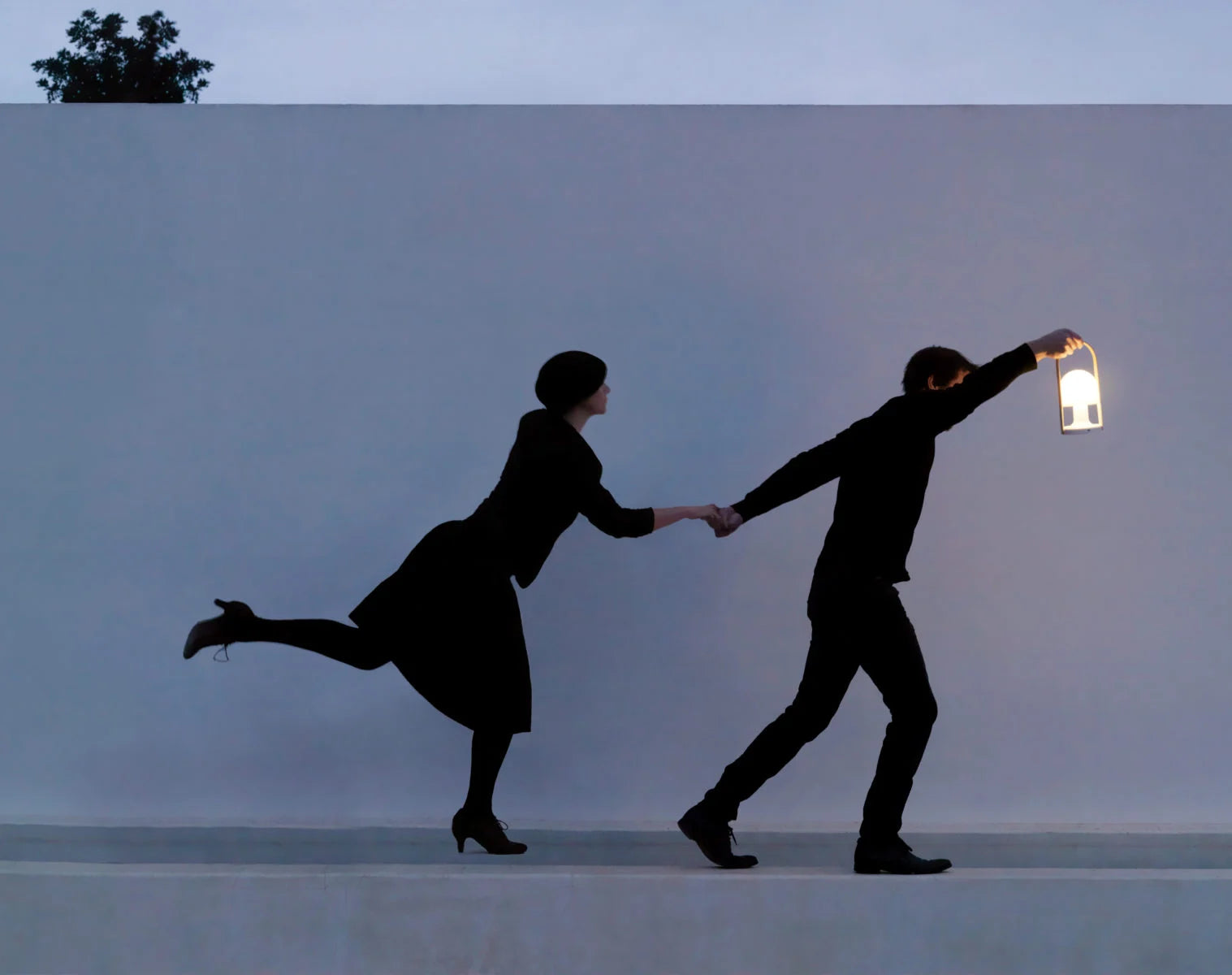 FOLLOWME Portable Lamp in White with Brown