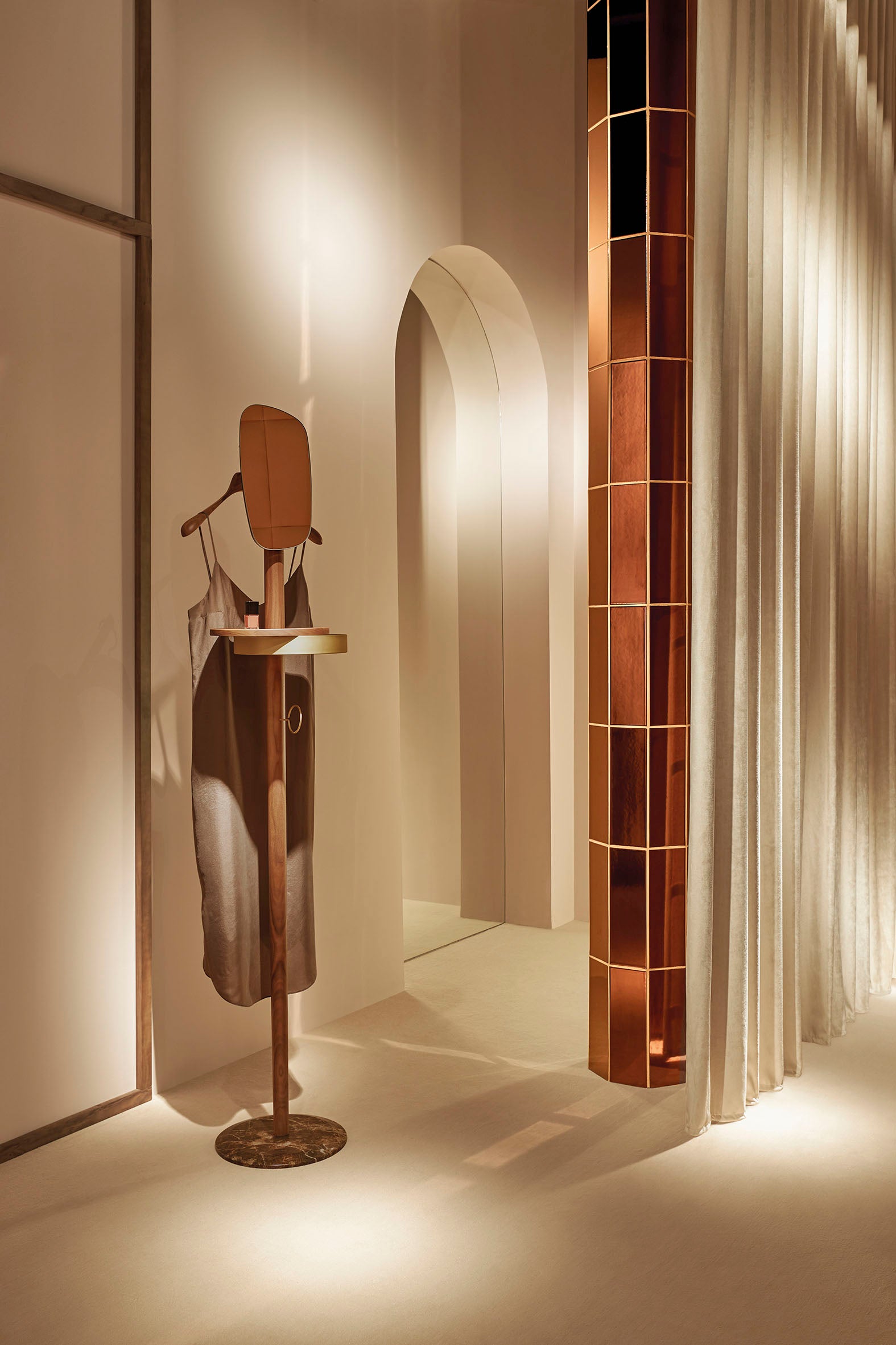 Garderobe mit Spiegel GALAN W aus Nussbaumholz mit braunem Marmor und messingfarbener Veredelung