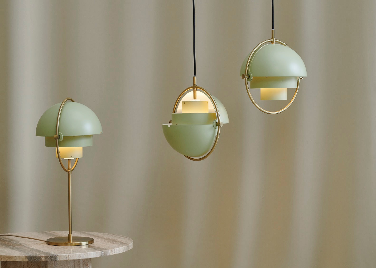 Lampa stołowa MULTI-LITE jasnozielony z mosiężną podstawą – Gubi