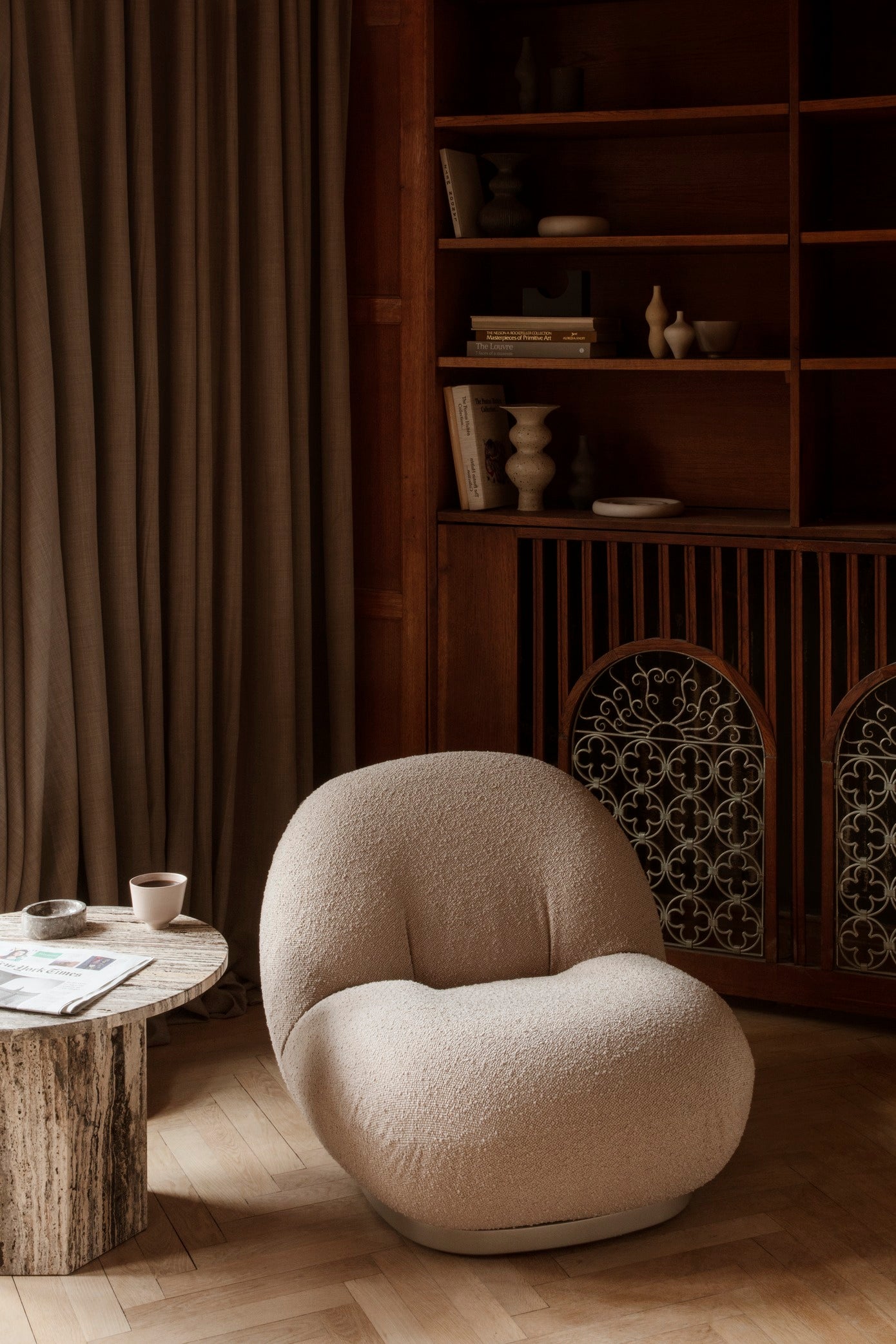 Sessel PACHA gepolstert mit goldenem Fuß