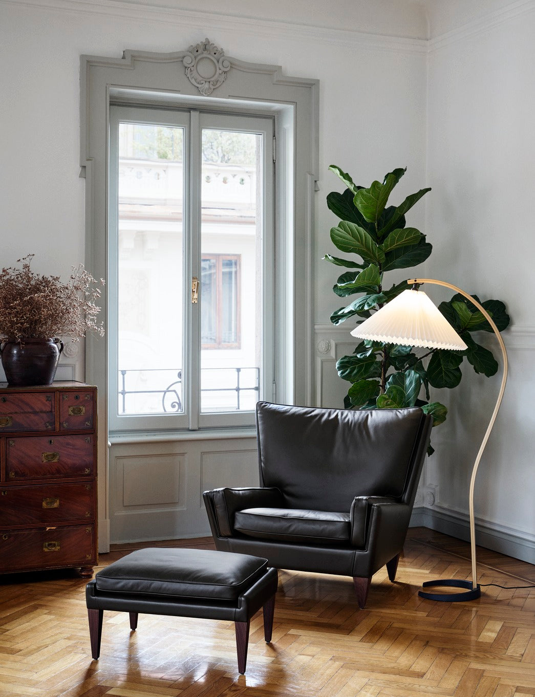 Sessel V11 gepolstert mit Nussbaumfuß