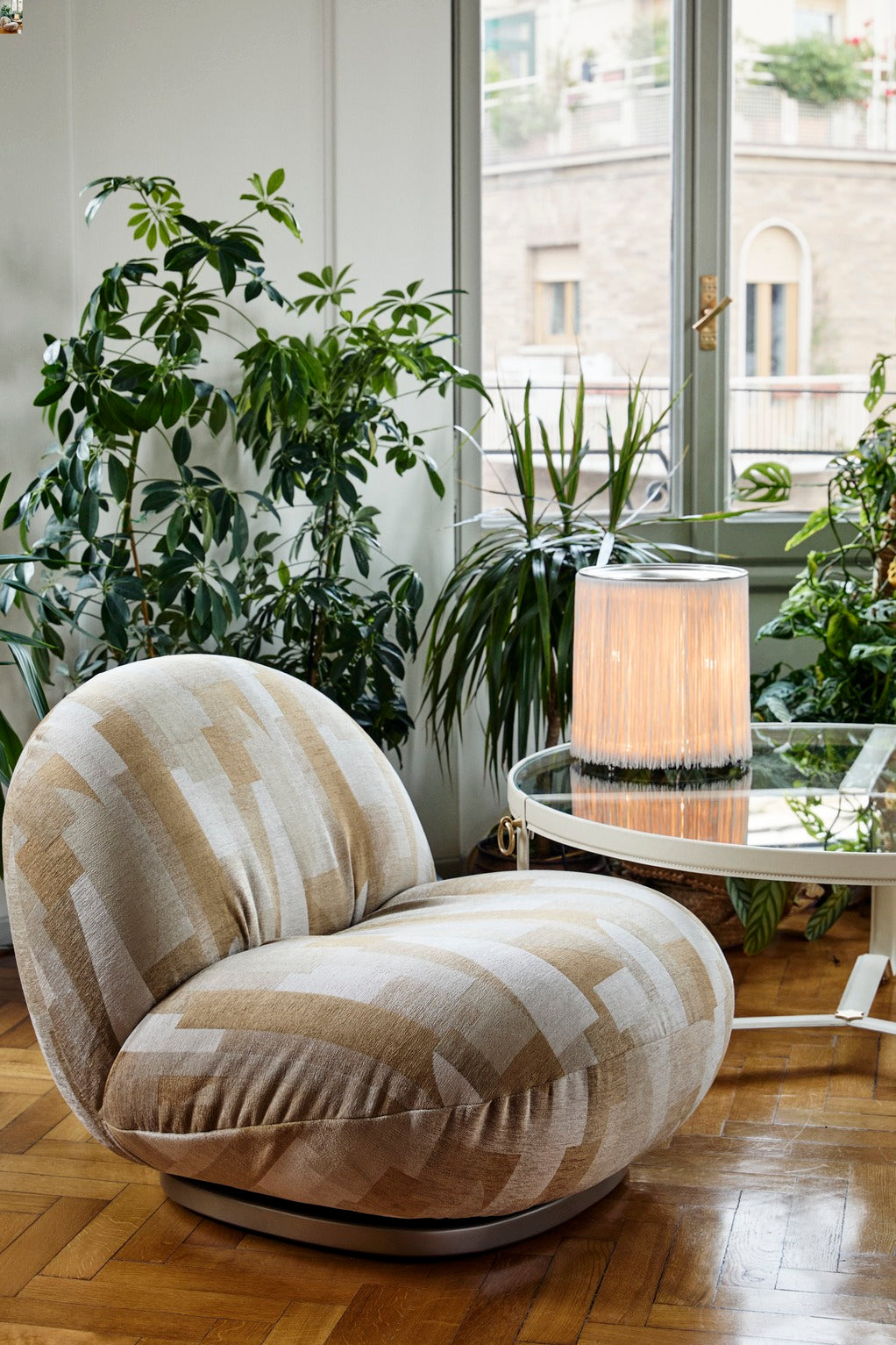 Sessel PACHA gepolstert mit goldenem Fuß