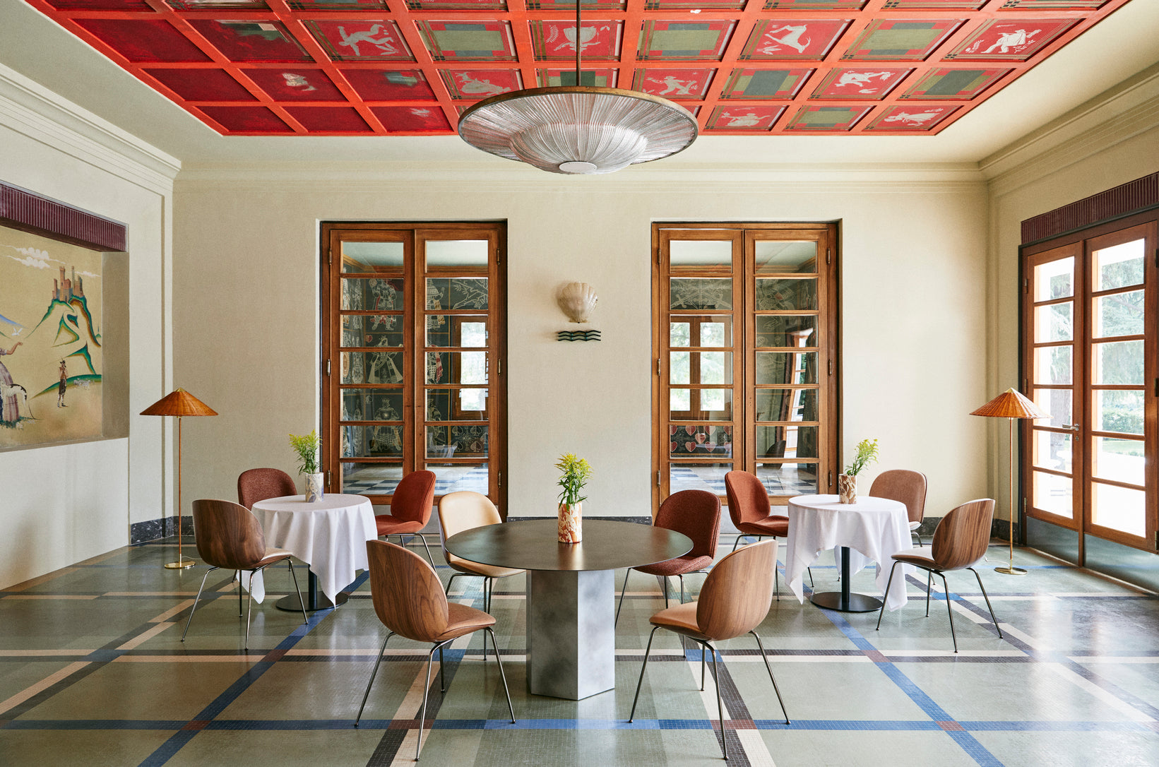 Polsterstuhl BEETLE mit Nussbaumholz und messingfarbenem Gestell