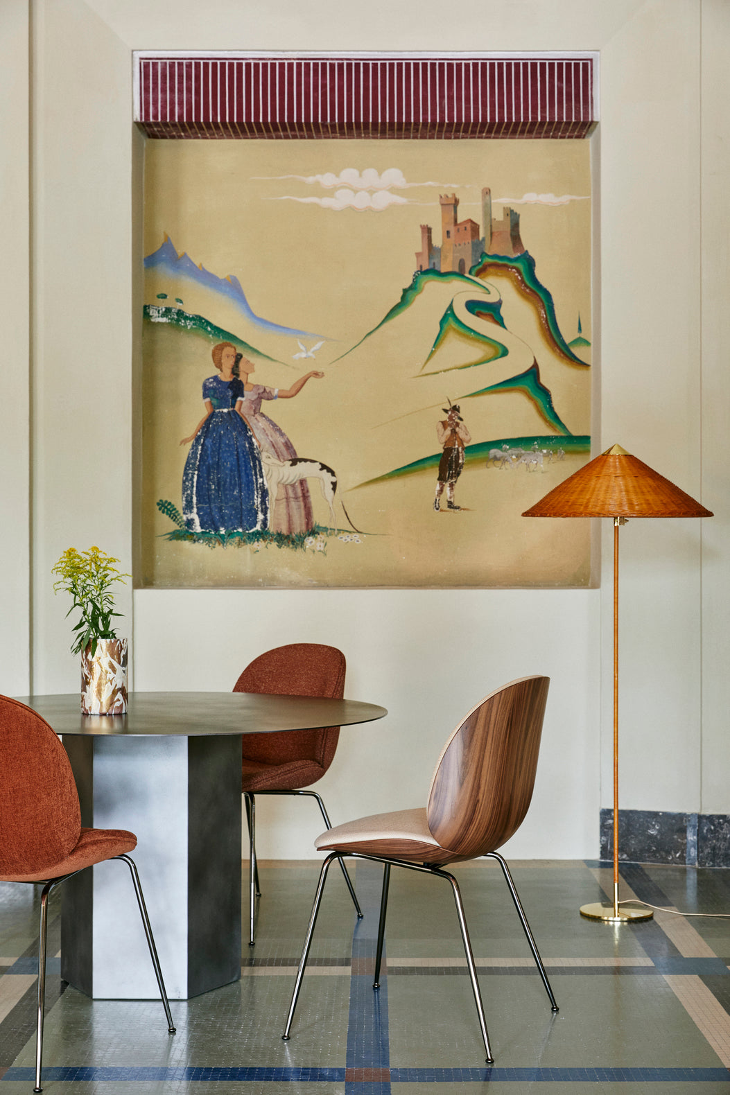 Stehlampe 9602 Messing mit einem Lampenschirm aus Rattan