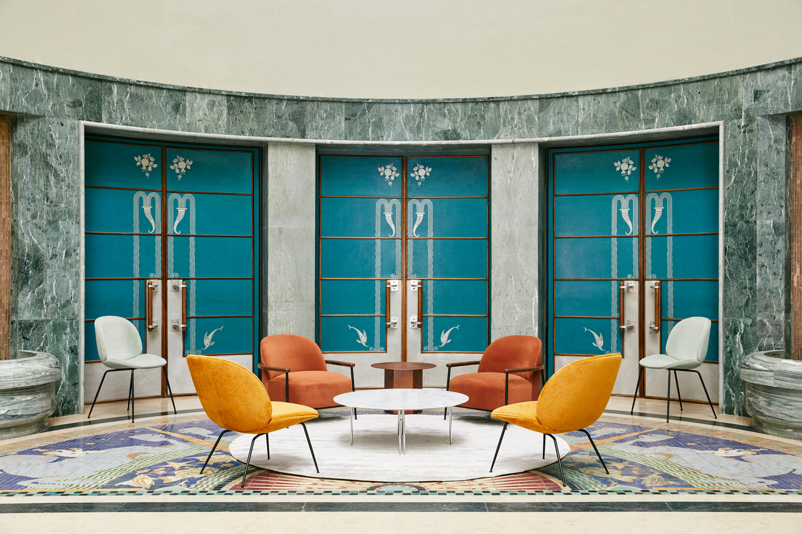 Couchtisch IOI Travertin mit schwarzem Gestell