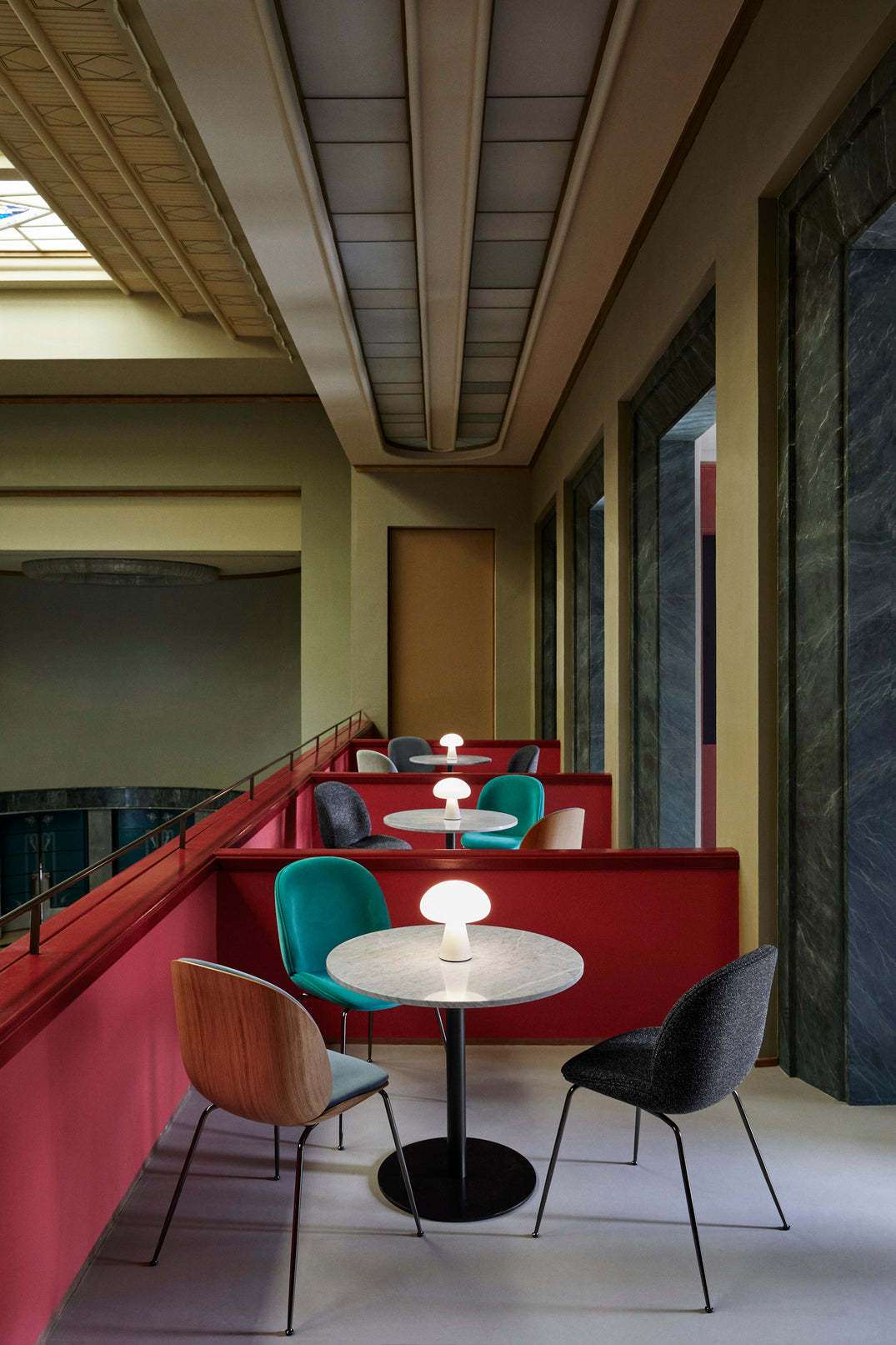 Runder Tisch 1.0 schwarzer Marmor mit schwarzem Fuß