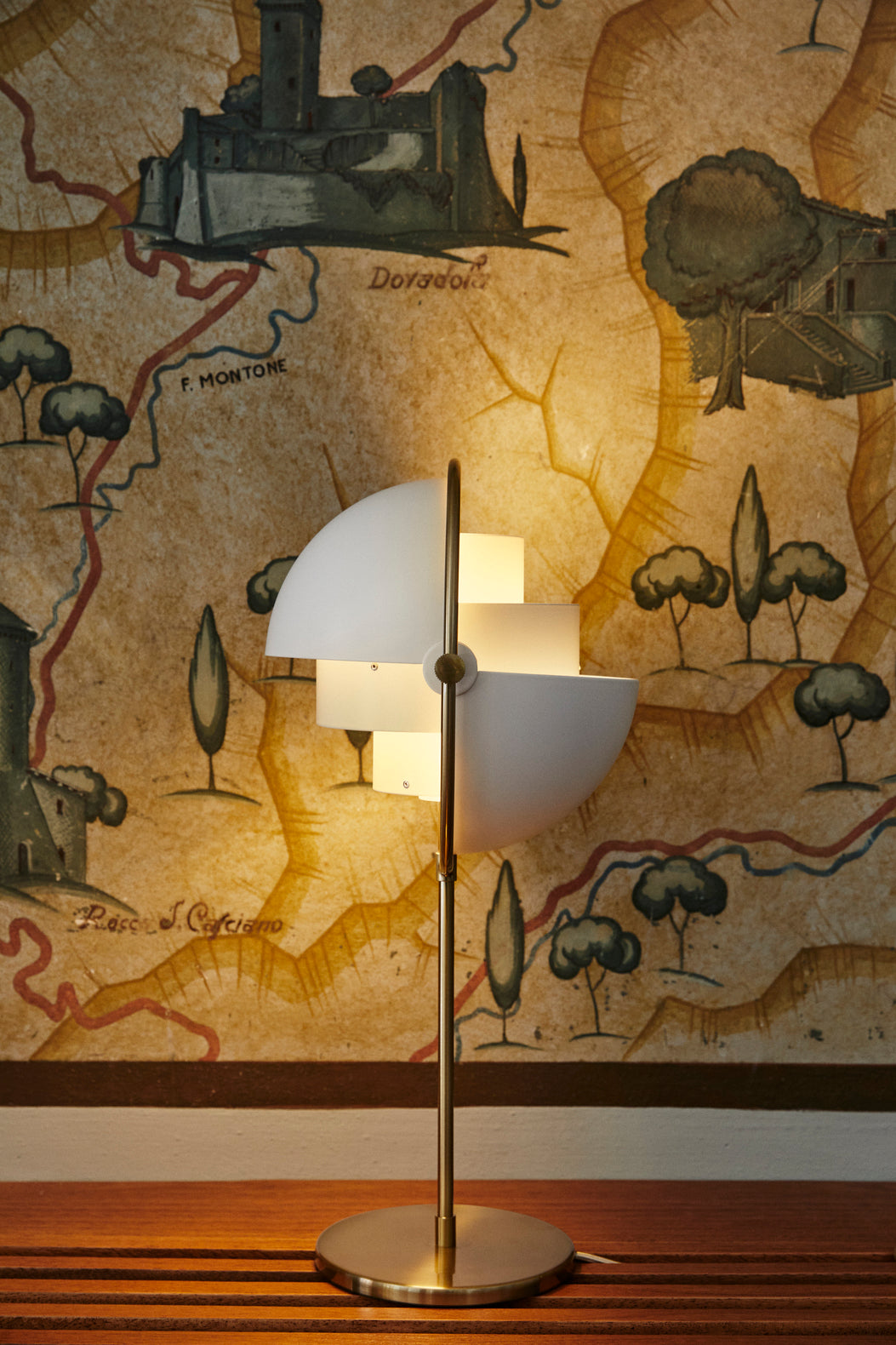 MULTI-LITE Tischleuchte Messingfuß mit weißem Schirm