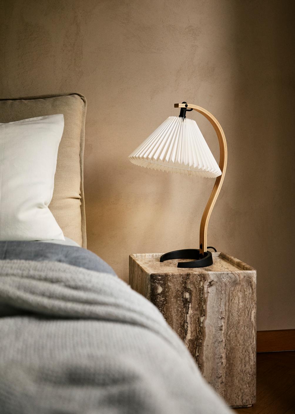 Tischlampe TIMBERLINE Eichenholz mit weißem Schirm