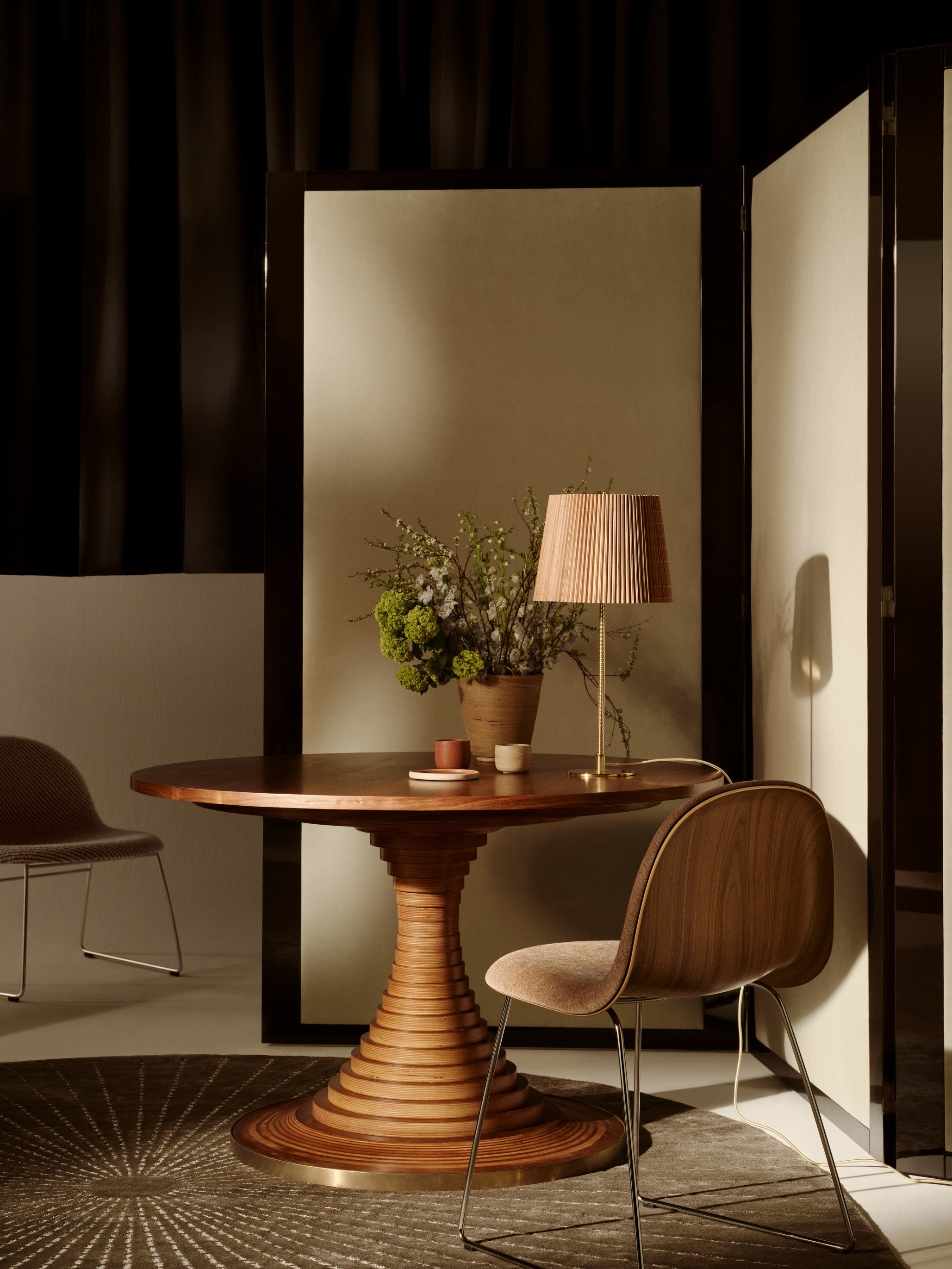 Runder Tisch TAVOLO aus Nussbaumholz