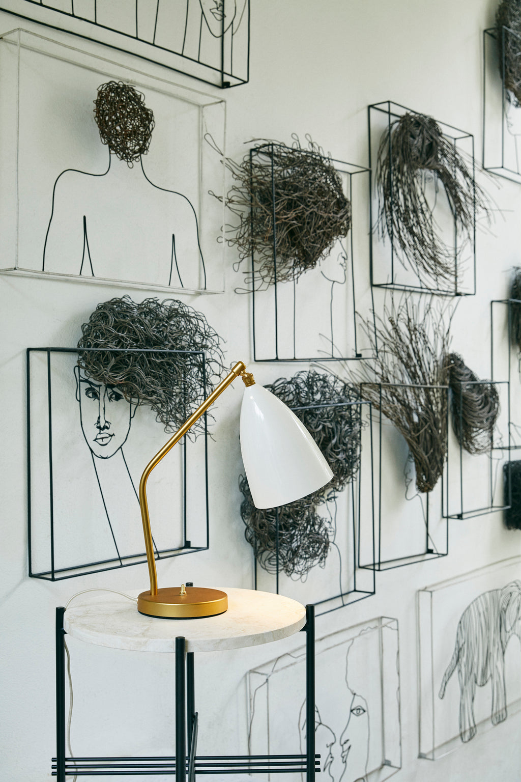 Tischlampe GRÄSHOPPA mit weißem Schirm und goldenem Fuß