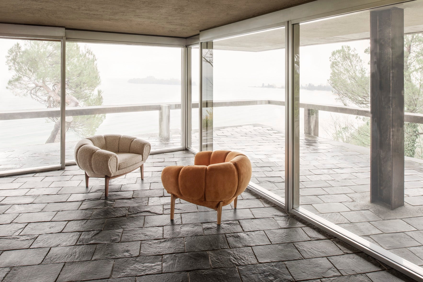 Polsterstuhl CROISSANT mit Nussbaumfuß