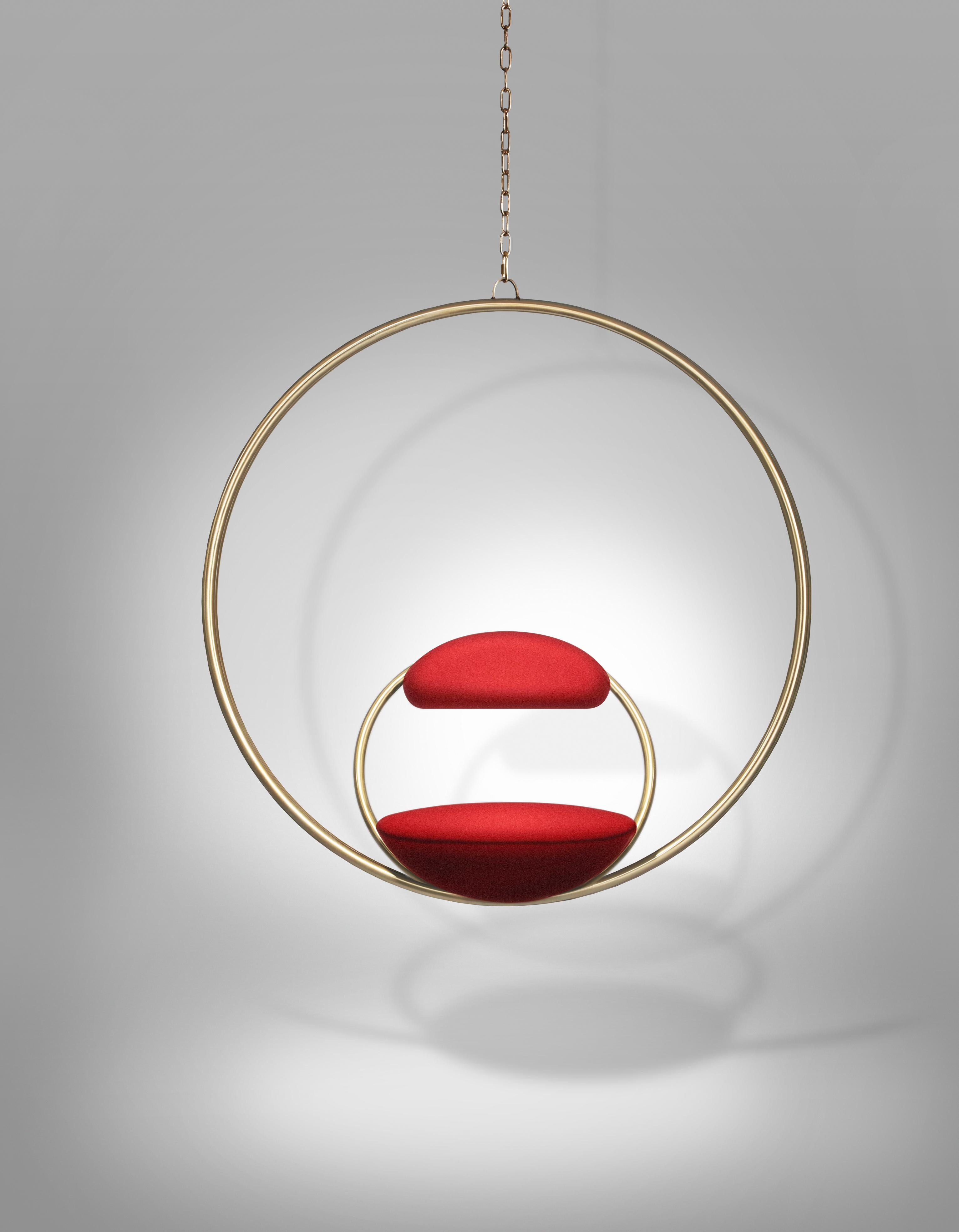 Hängesessel HANGING HOOP in Rot mit messingfarbener Veredelung