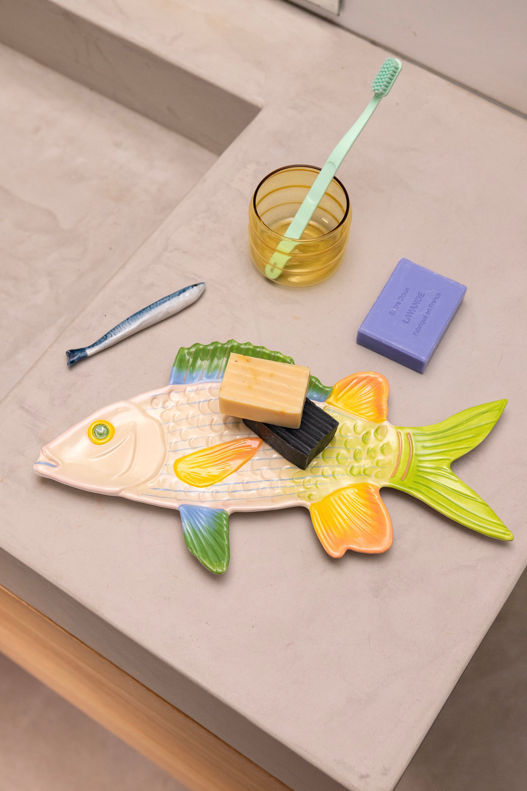 Green FISH TRIGGER Plate with Yellow and Blue