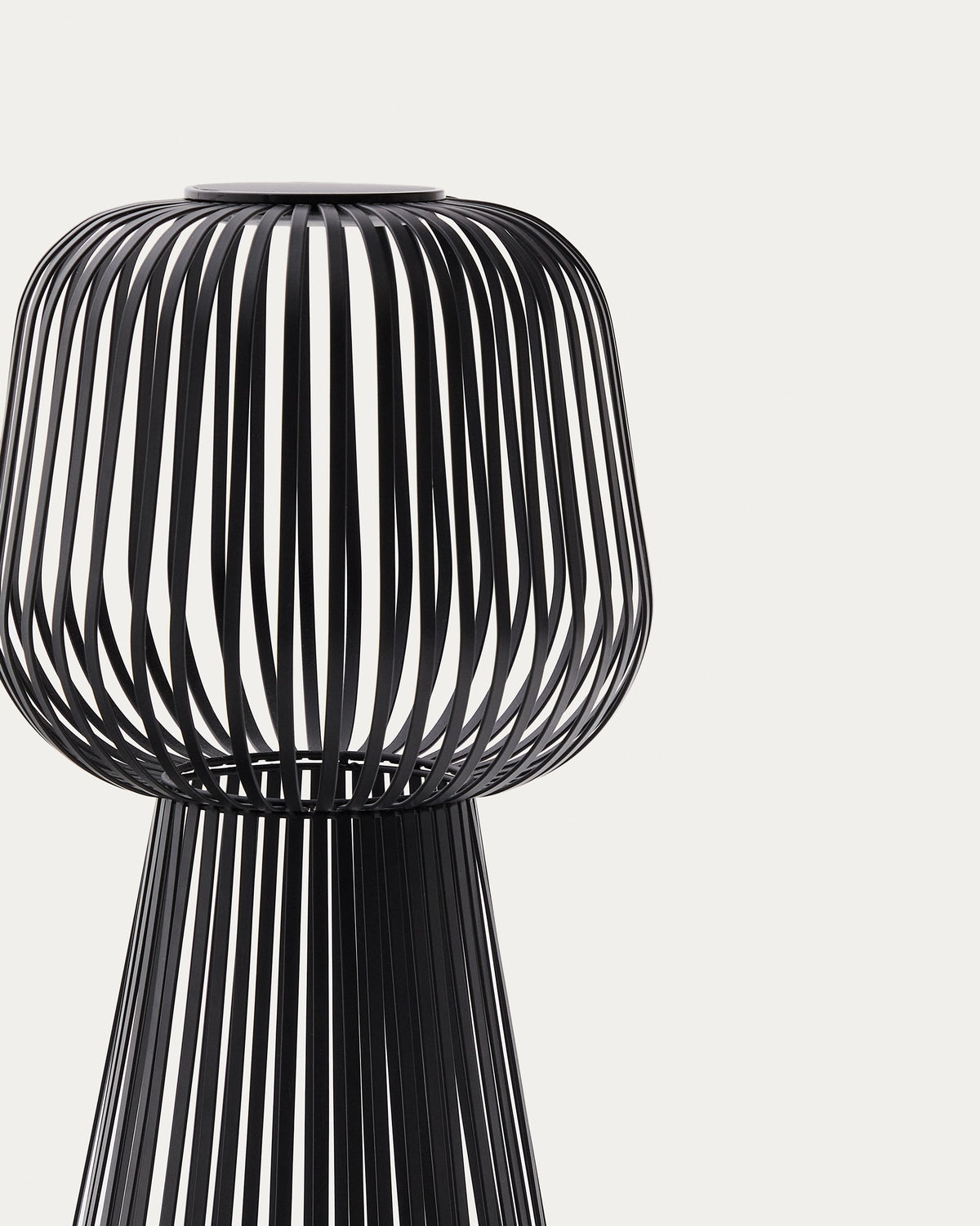 Lampa podłogowa ogrodowa solarna REIBA czarny metal – ujęcie 3