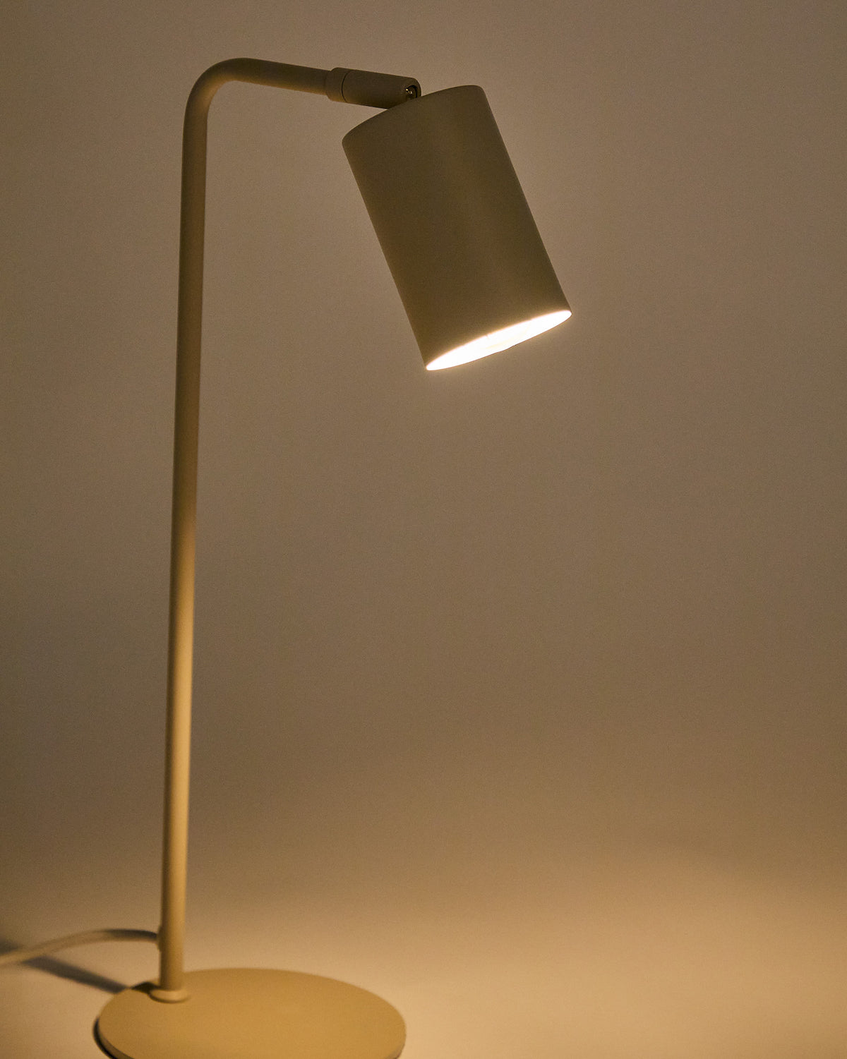 Lampa biurkowa MANIE beżowy teksturowany metal – ujęcie 5