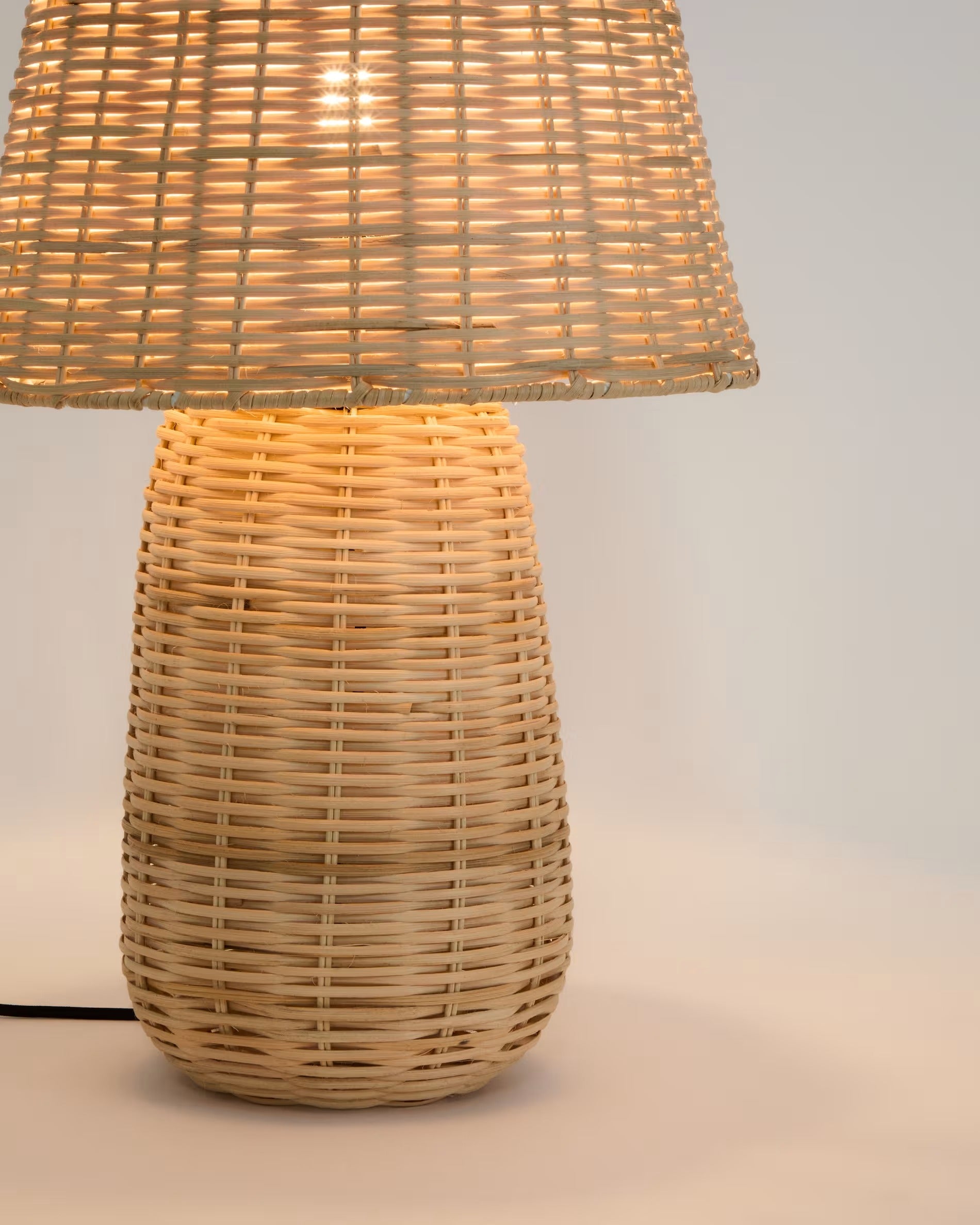 NEUDA rattan table lamp