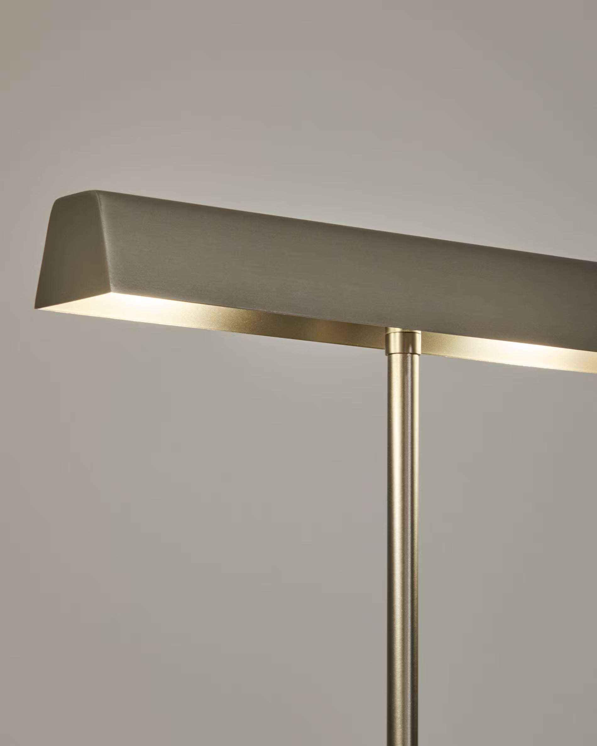 Lampa podłogowa LYNOR srebrny z białą marmurową podstawą – metal, Kave Home