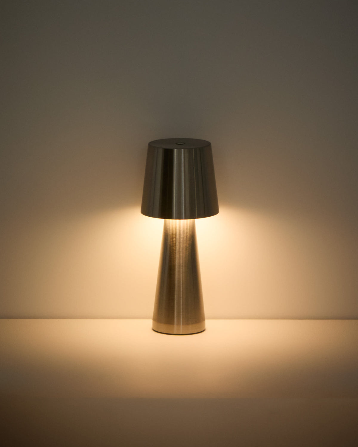 Lampa stołowa przenośna ARENYS srebrny połysk – ujęcie 6