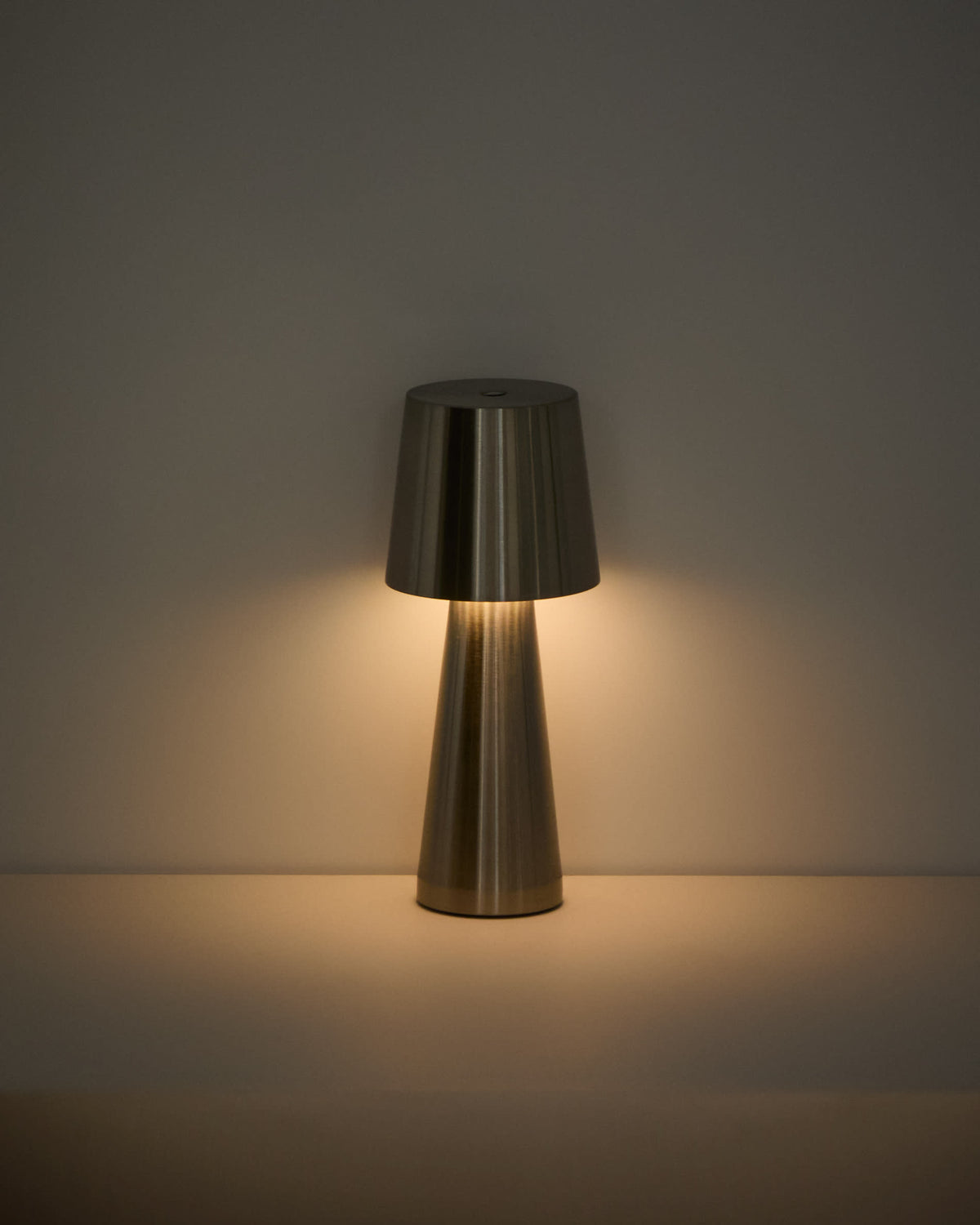 Lampa stołowa przenośna ARENYS srebrny połysk – ujęcie 10