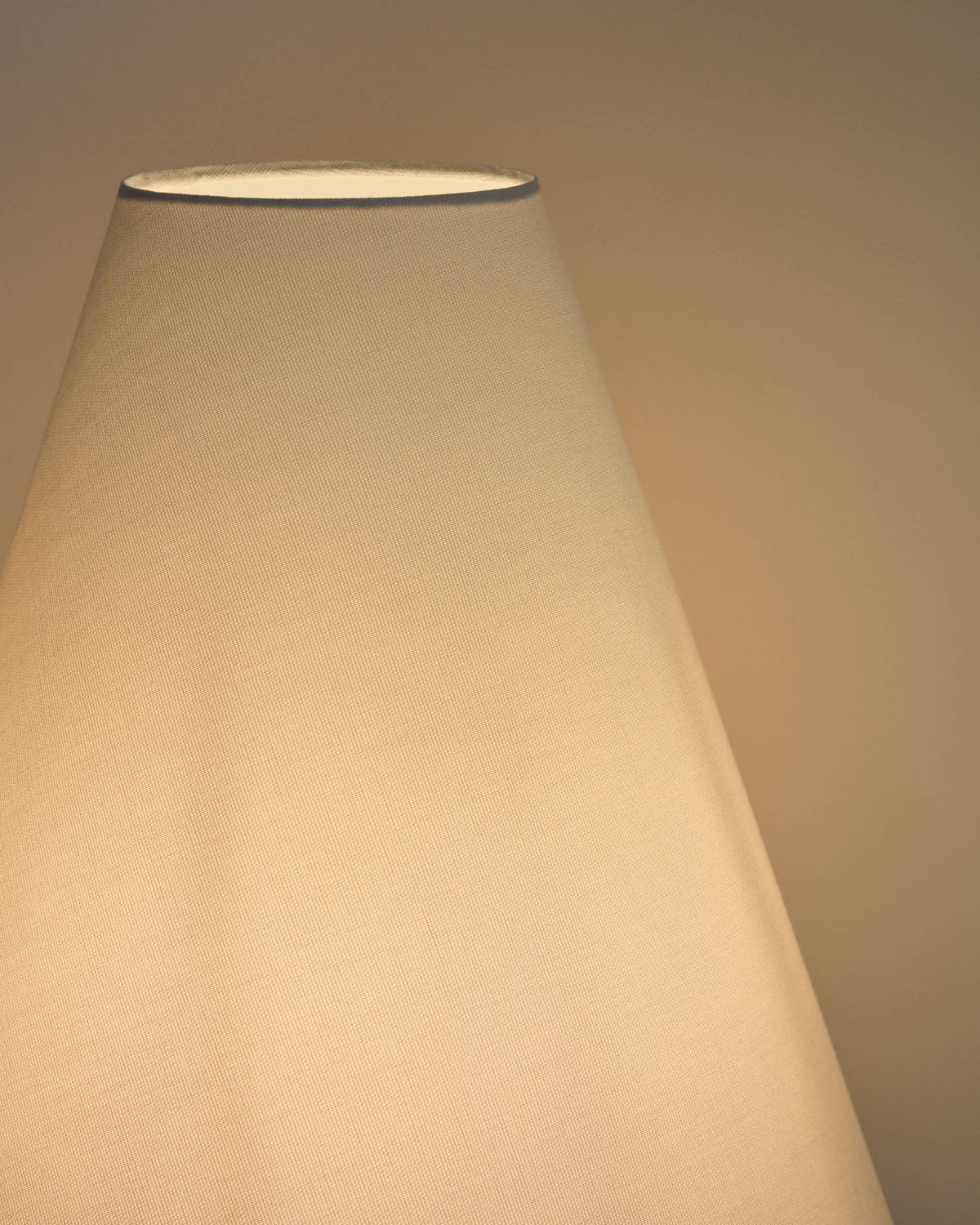Lampa podłogowa NAVAT brązowy postarzany metal z bawełnianym abażurem – ujęcie 3