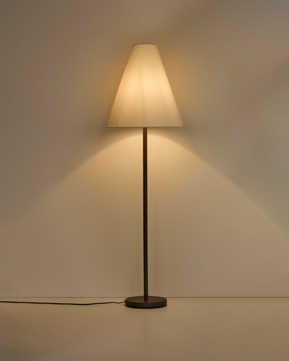 Lampa podłogowa NAVAT brązowy postarzany metal z bawełnianym abażurem – ujęcie 5