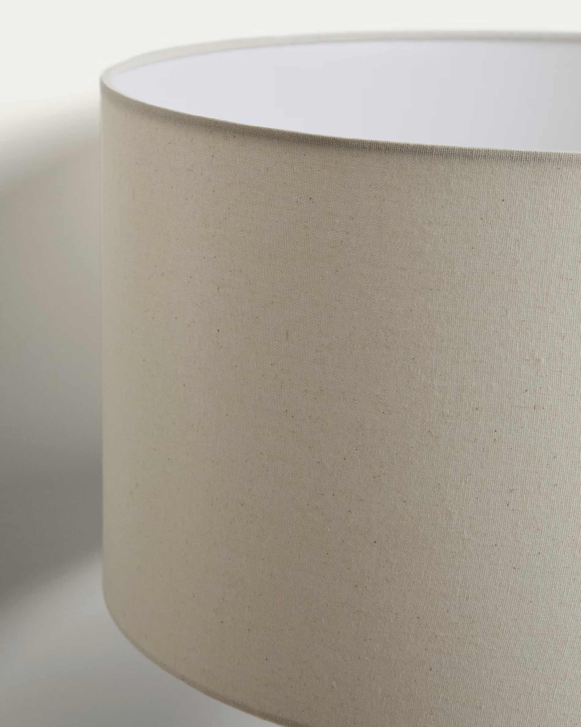 Stehlampe NIANI grau mit dunklem Holzfuß