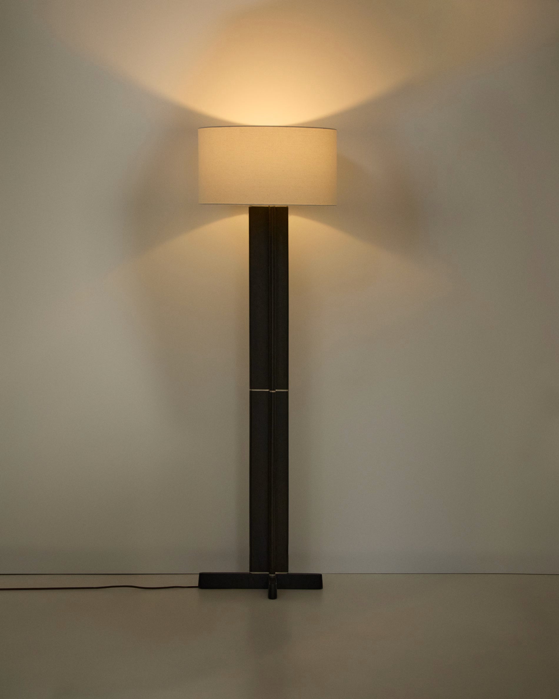 Stehlampe NIANI grau mit dunklem Holzfuß