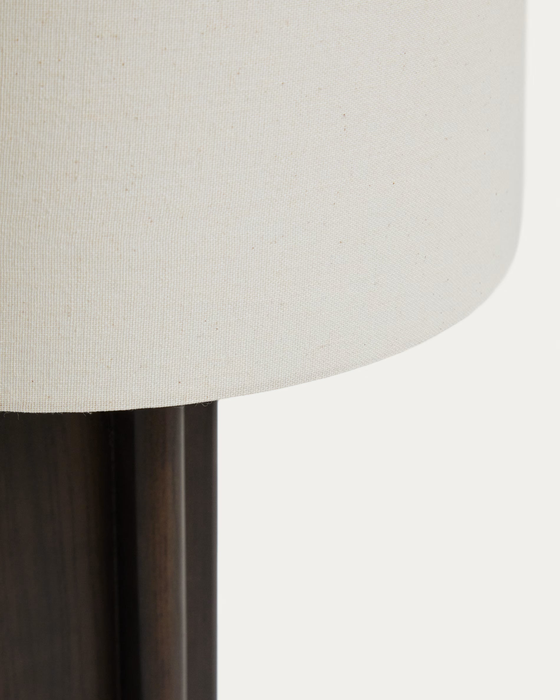 Tischlampe NIANI grau mit dunklem Holzfuß