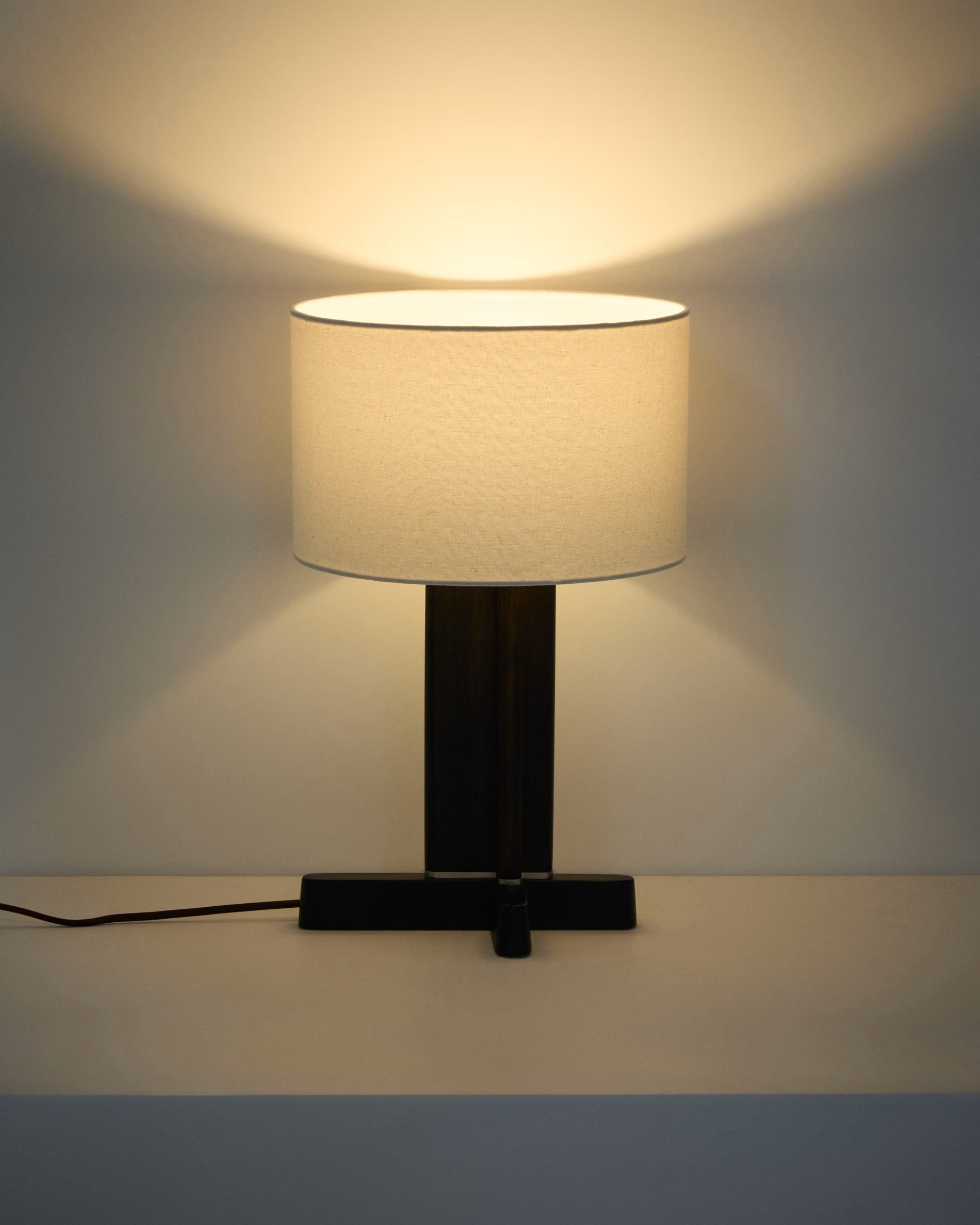 Tischlampe NIANI grau mit dunklem Holzfuß