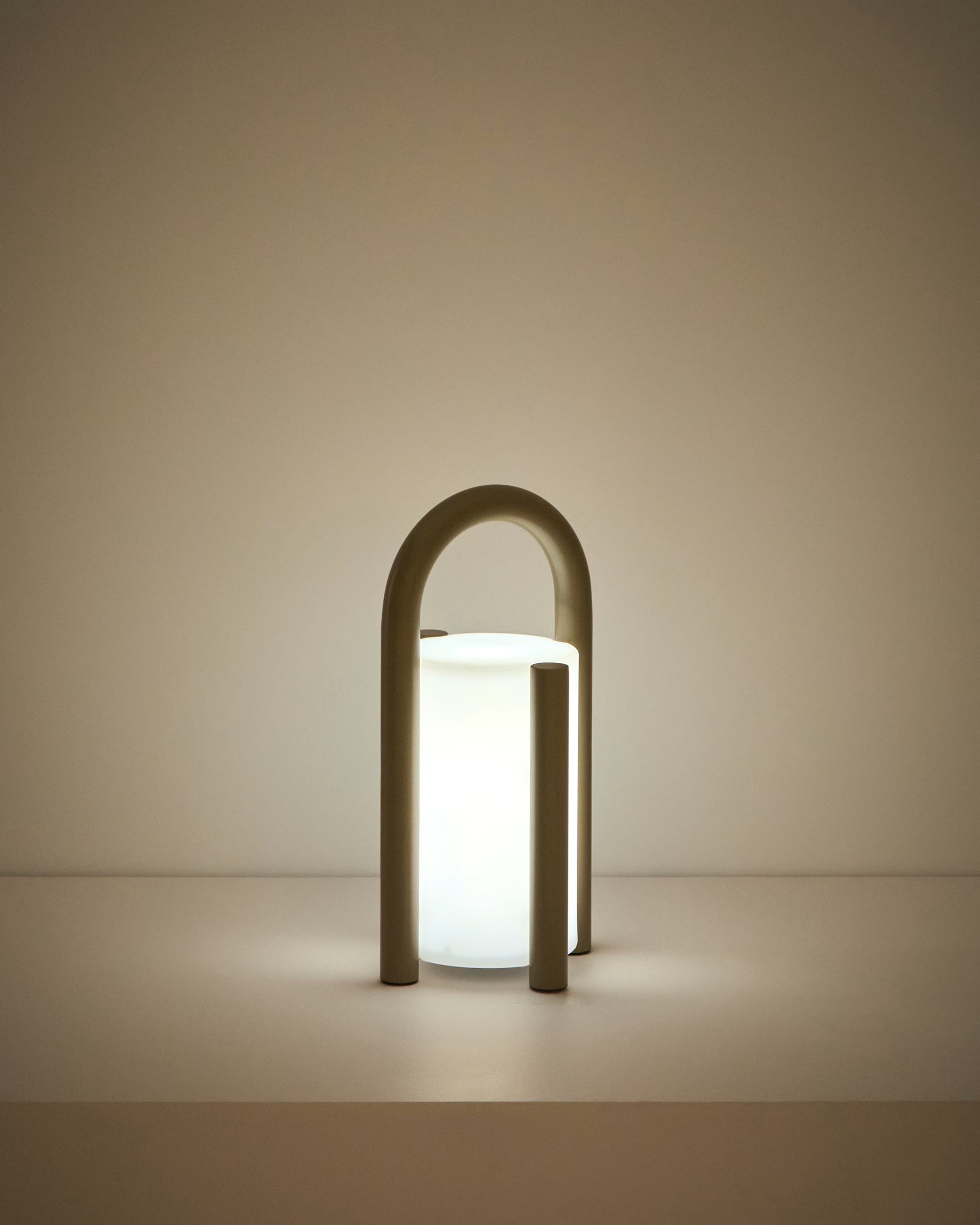 Lampa ogrodowa przenośna LEROS taupe – Kave Home
