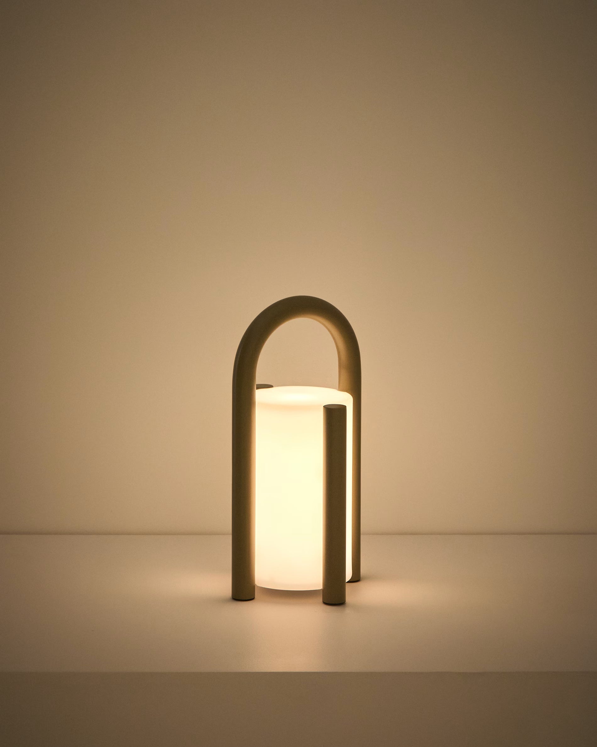 Lampa ogrodowa przenośna LEROS taupe na taras i do ogrodu – Kave Home