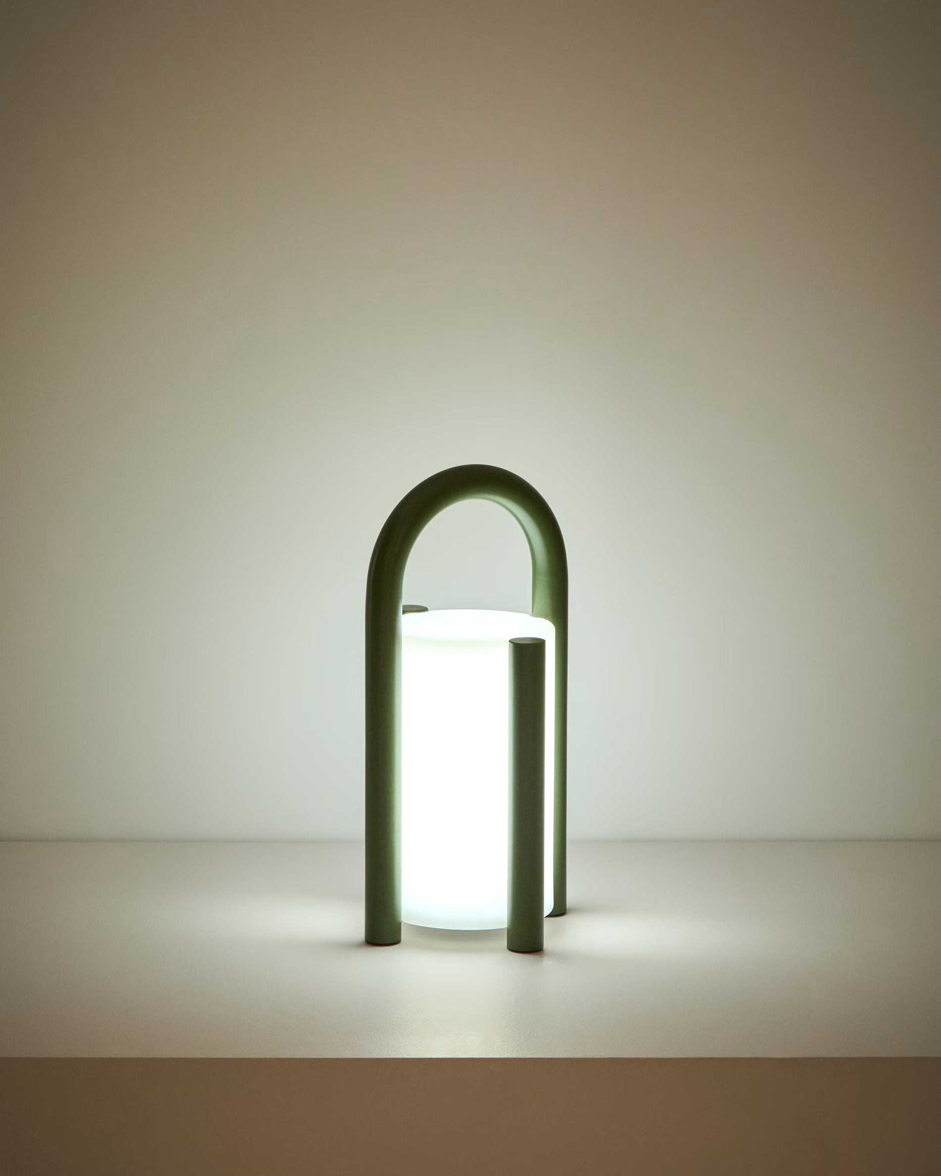 Lampa ogrodowa przenośna LEROS zielony – Kave Home