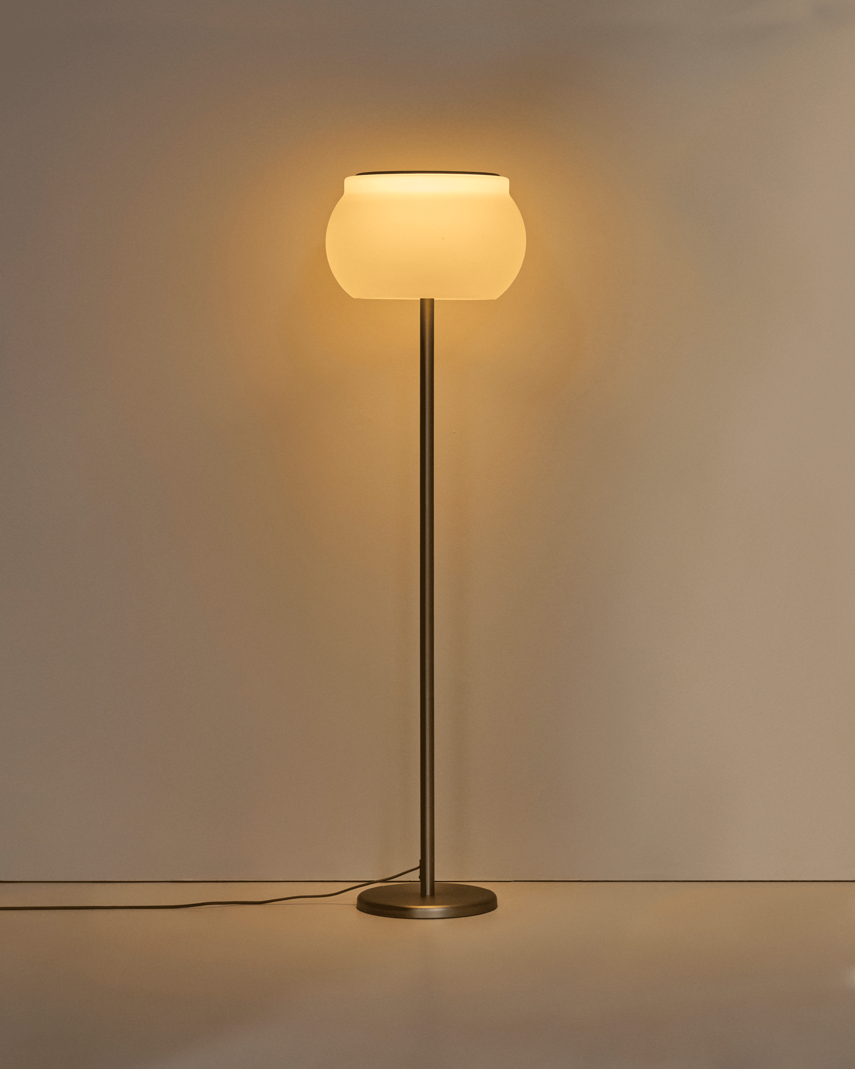 Lampa podłogowa LED LERUNA matowe szkło i ocynkowany metal – ujęcie 4