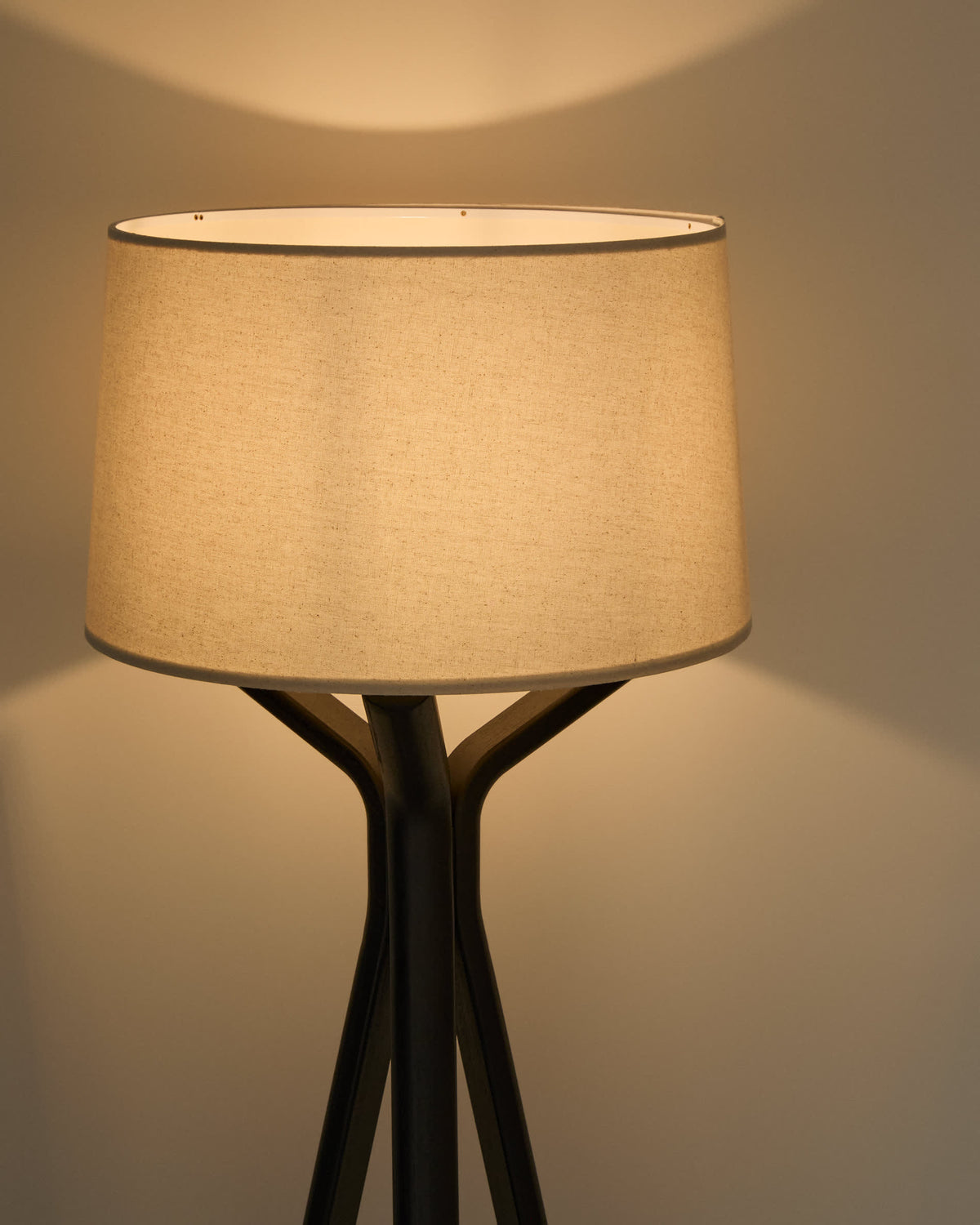 Lampa podłogowa UBIRA czarne drewno z lnianym abażurem – ujęcie 3